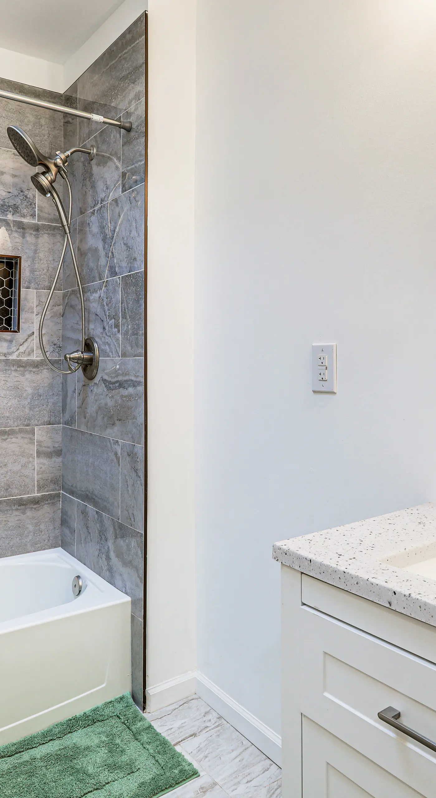 6 Mi to Lincoln Financial: Stylish Philly Townhome