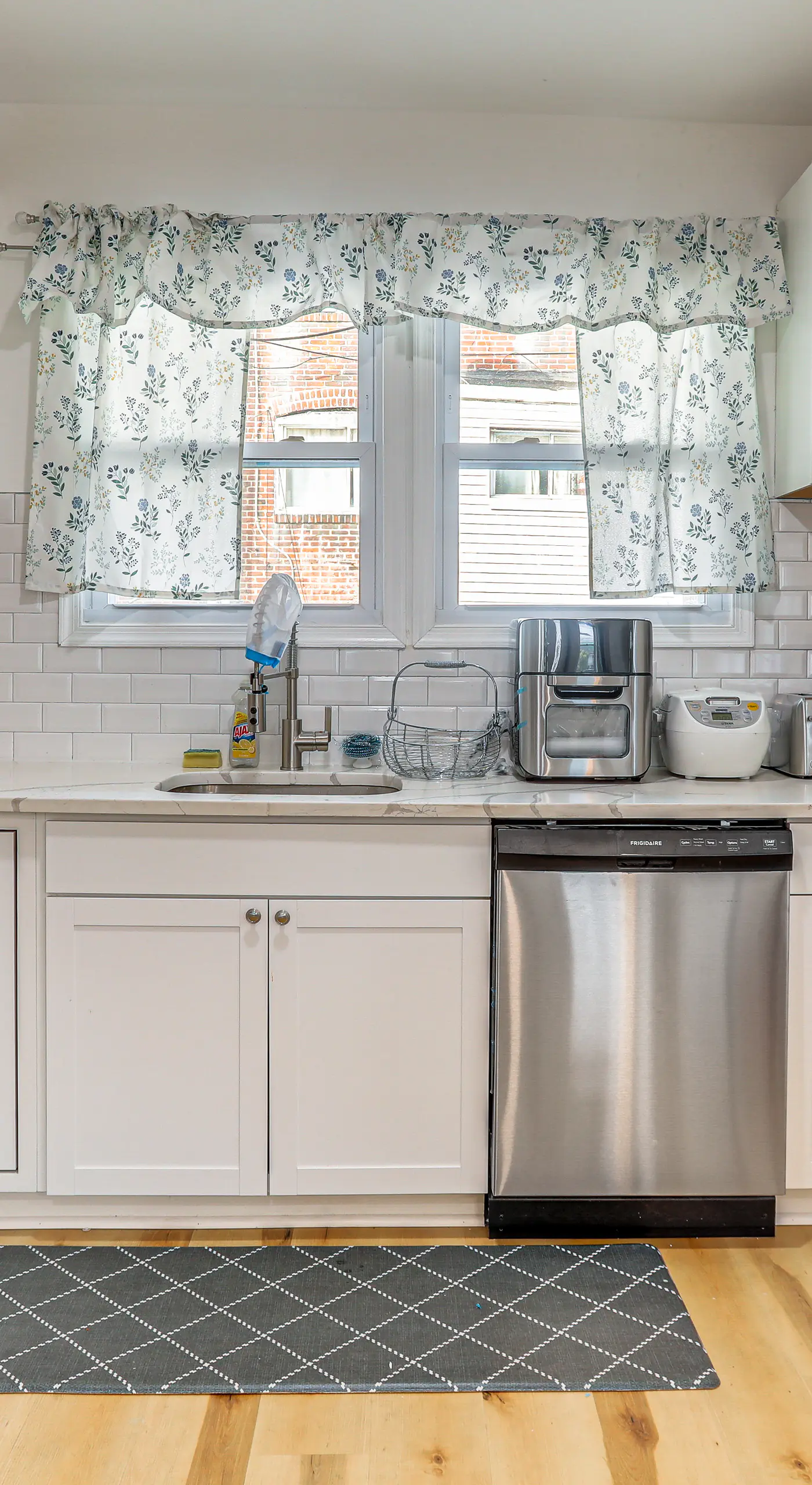 6 Mi to Lincoln Financial: Stylish Philly Townhome