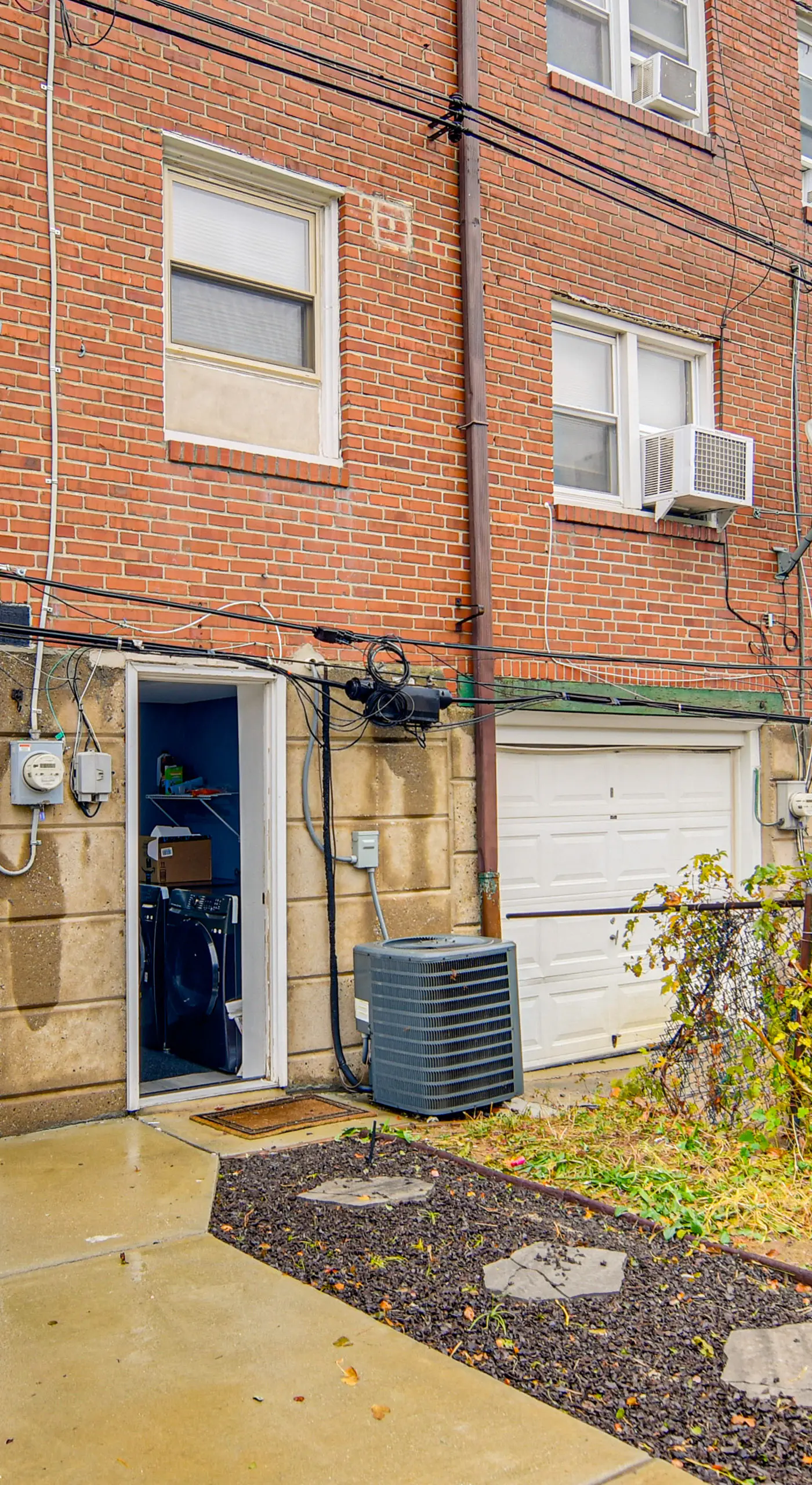 Pet Friendly! NW Philly Rowhouse w/ Fenced Yard!