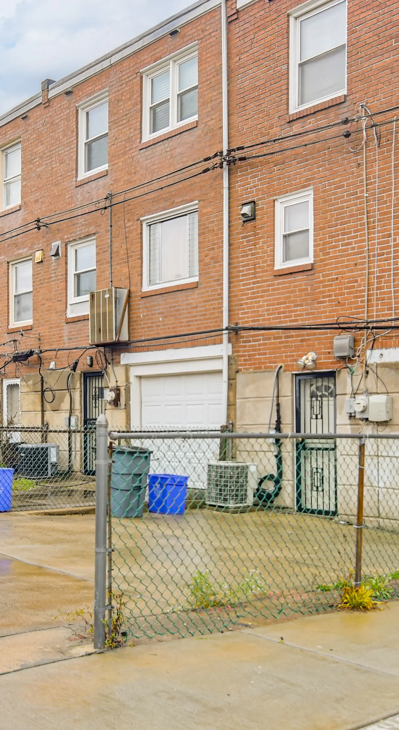 Pet Friendly! NW Philly Rowhouse w/ Fenced Yard!