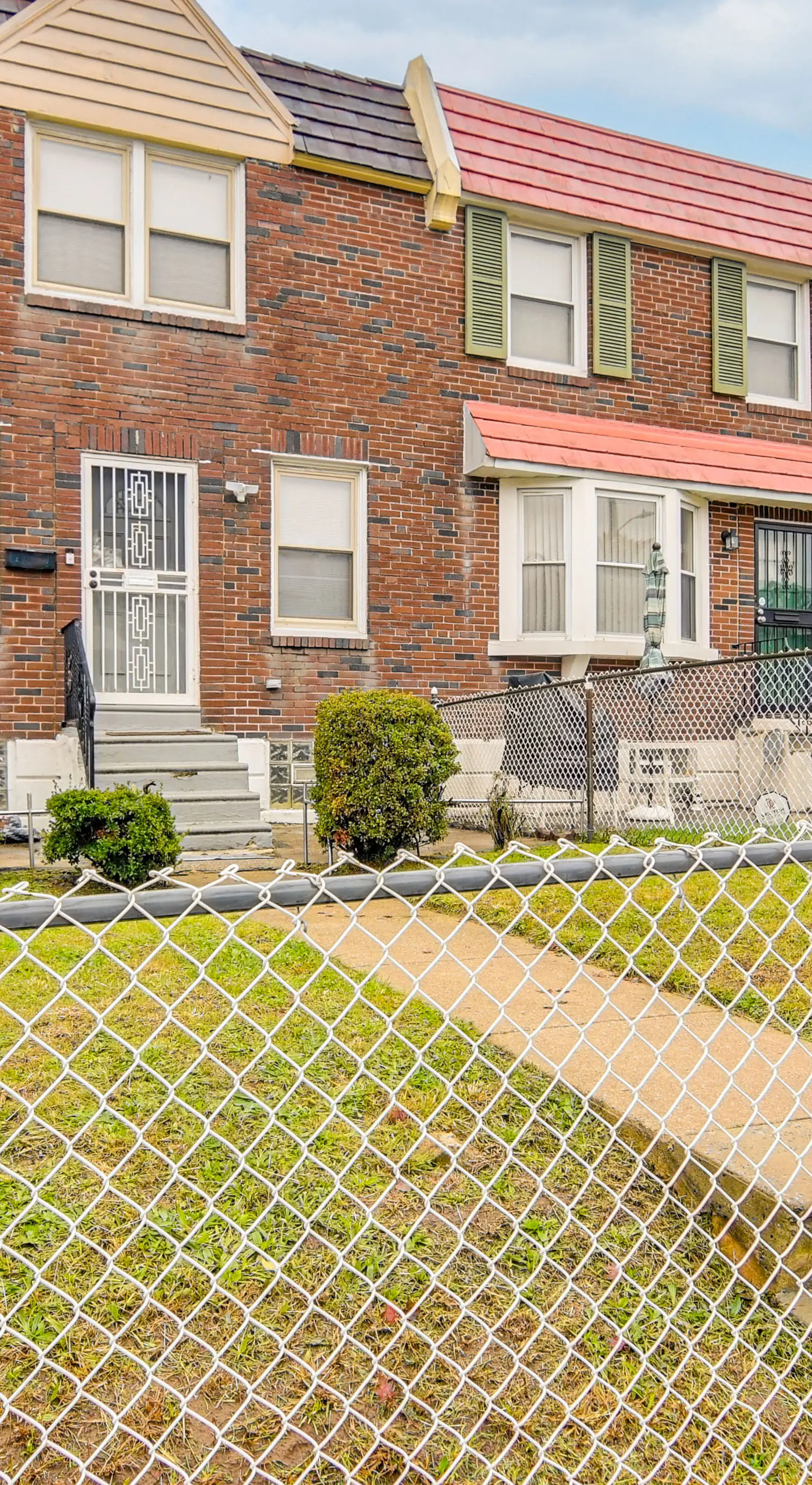 Pet Friendly! NW Philly Rowhouse w/ Fenced Yard!
