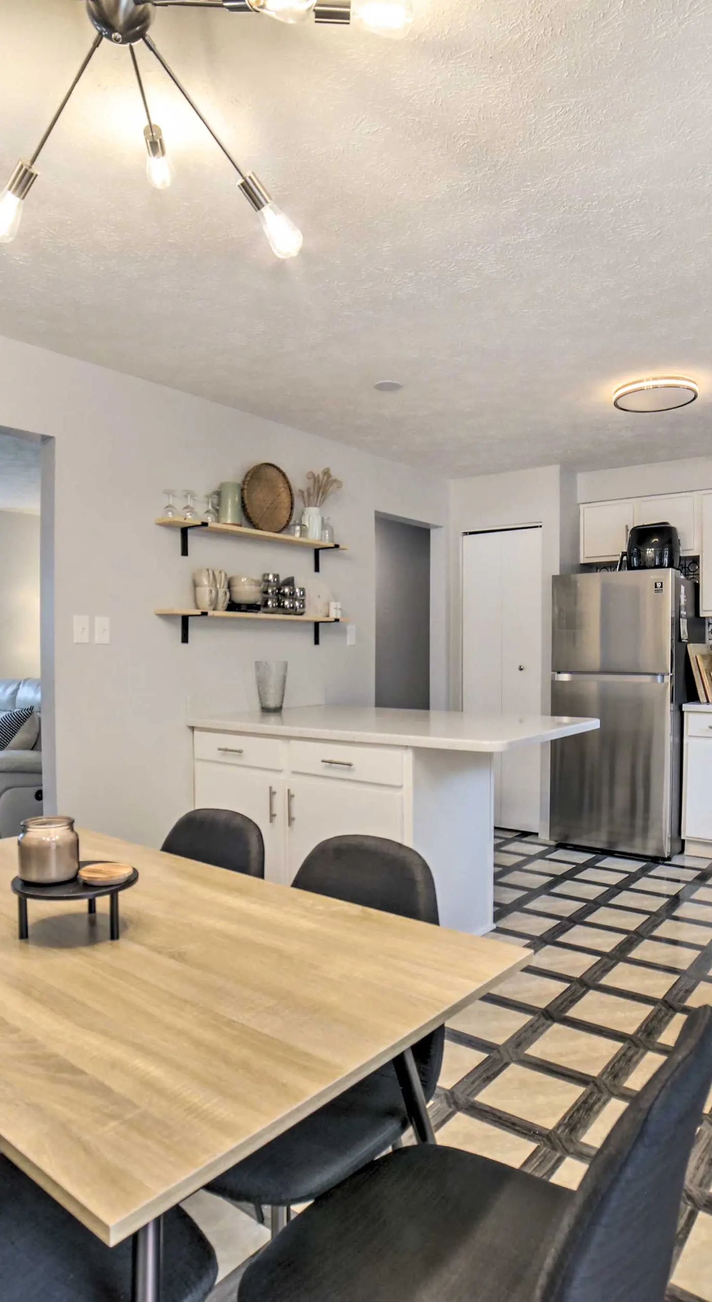 Pittsburgh Retreat w/ Deck ~ 4 Mi to Dtwn!