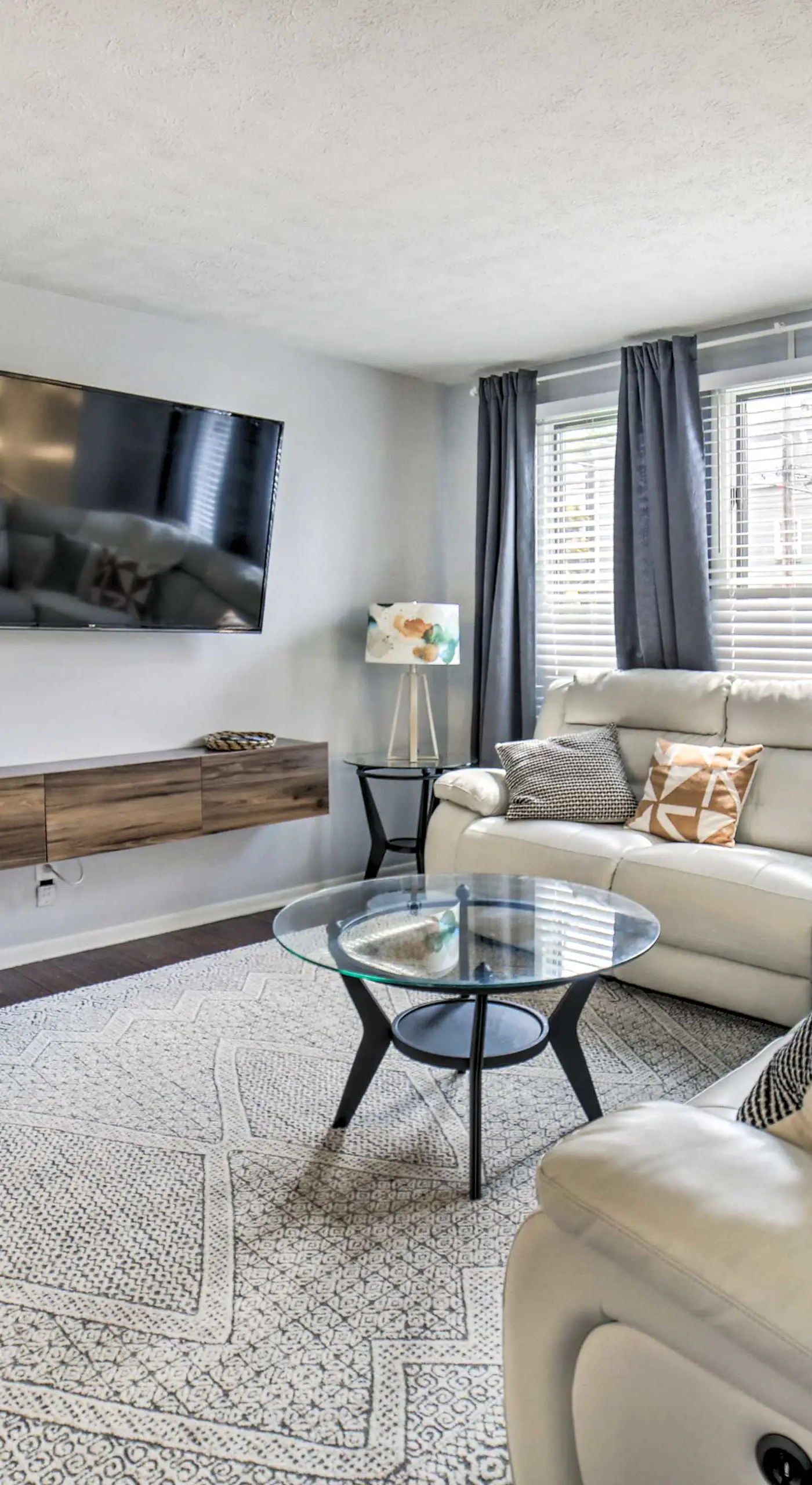 Pittsburgh Retreat w/ Deck ~ 4 Mi to Dtwn!