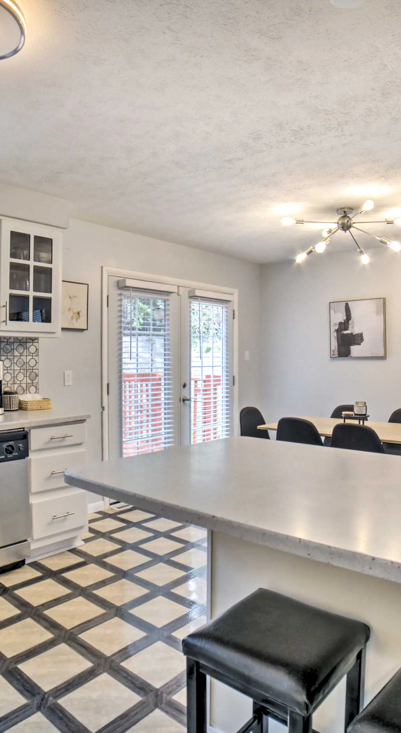 Pittsburgh Retreat w/ Deck ~ 4 Mi to Dtwn!