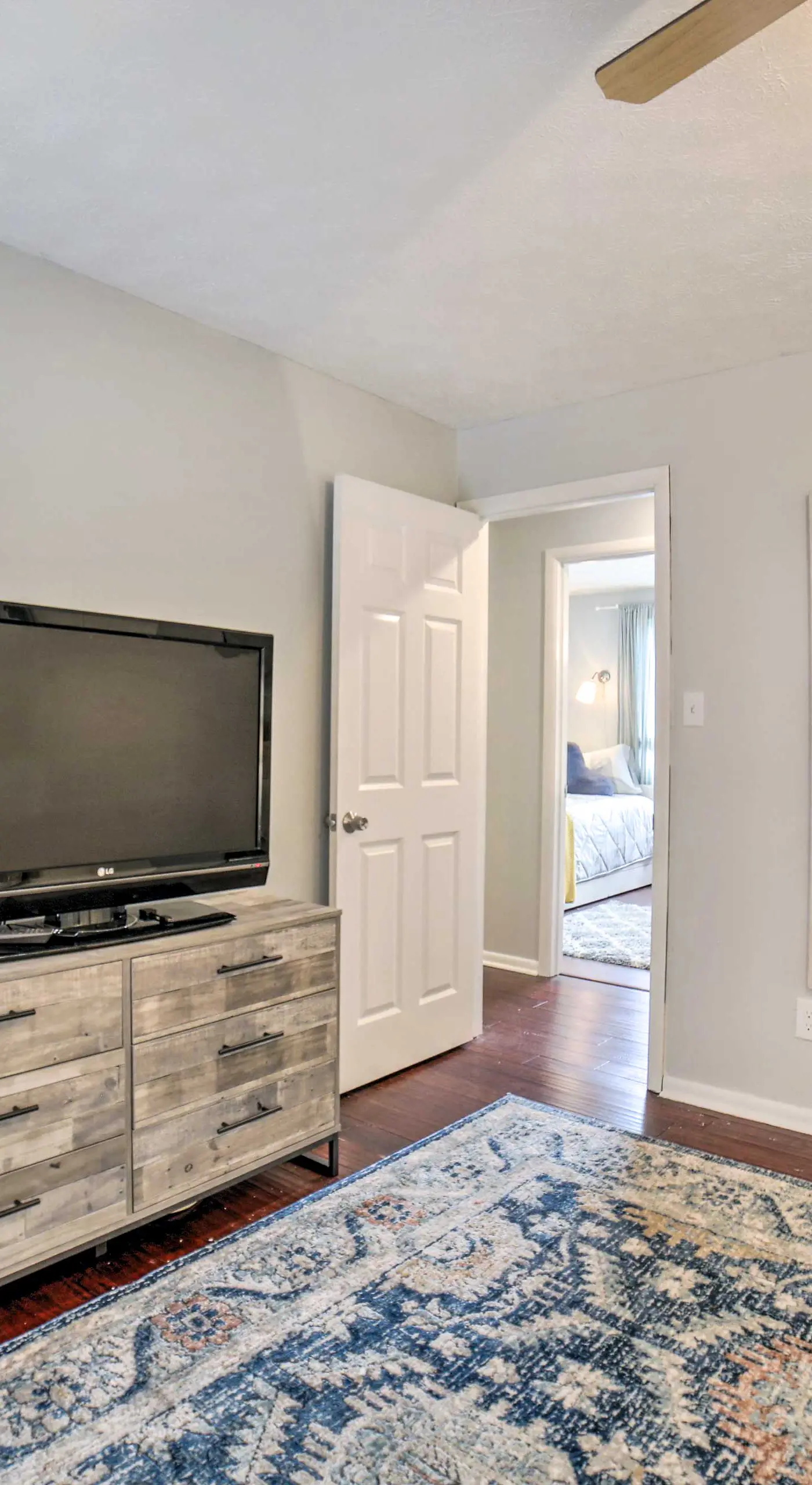 Pittsburgh Retreat w/ Deck ~ 4 Mi to Dtwn!