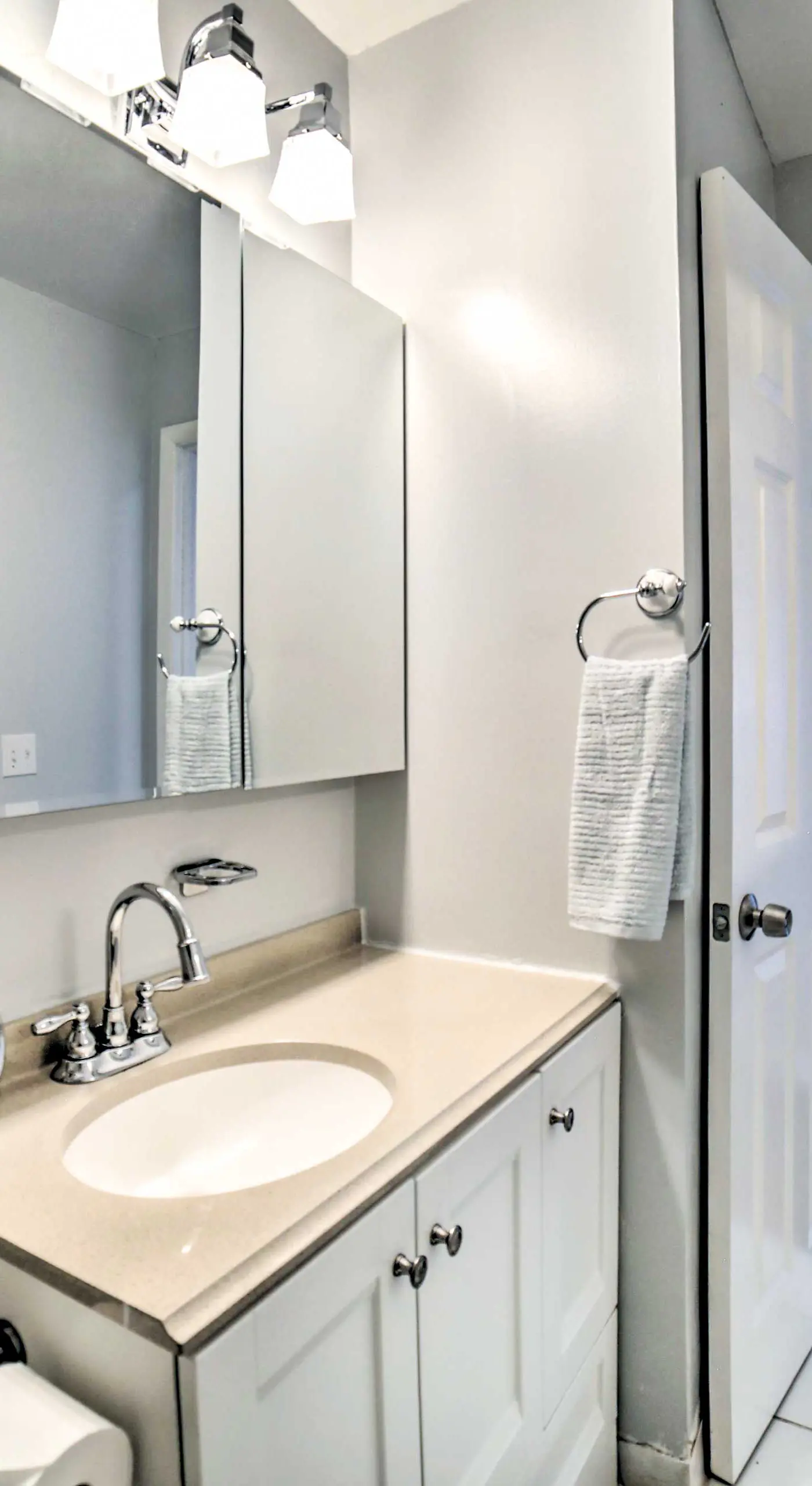 Pittsburgh Retreat w/ Deck ~ 4 Mi to Dtwn!