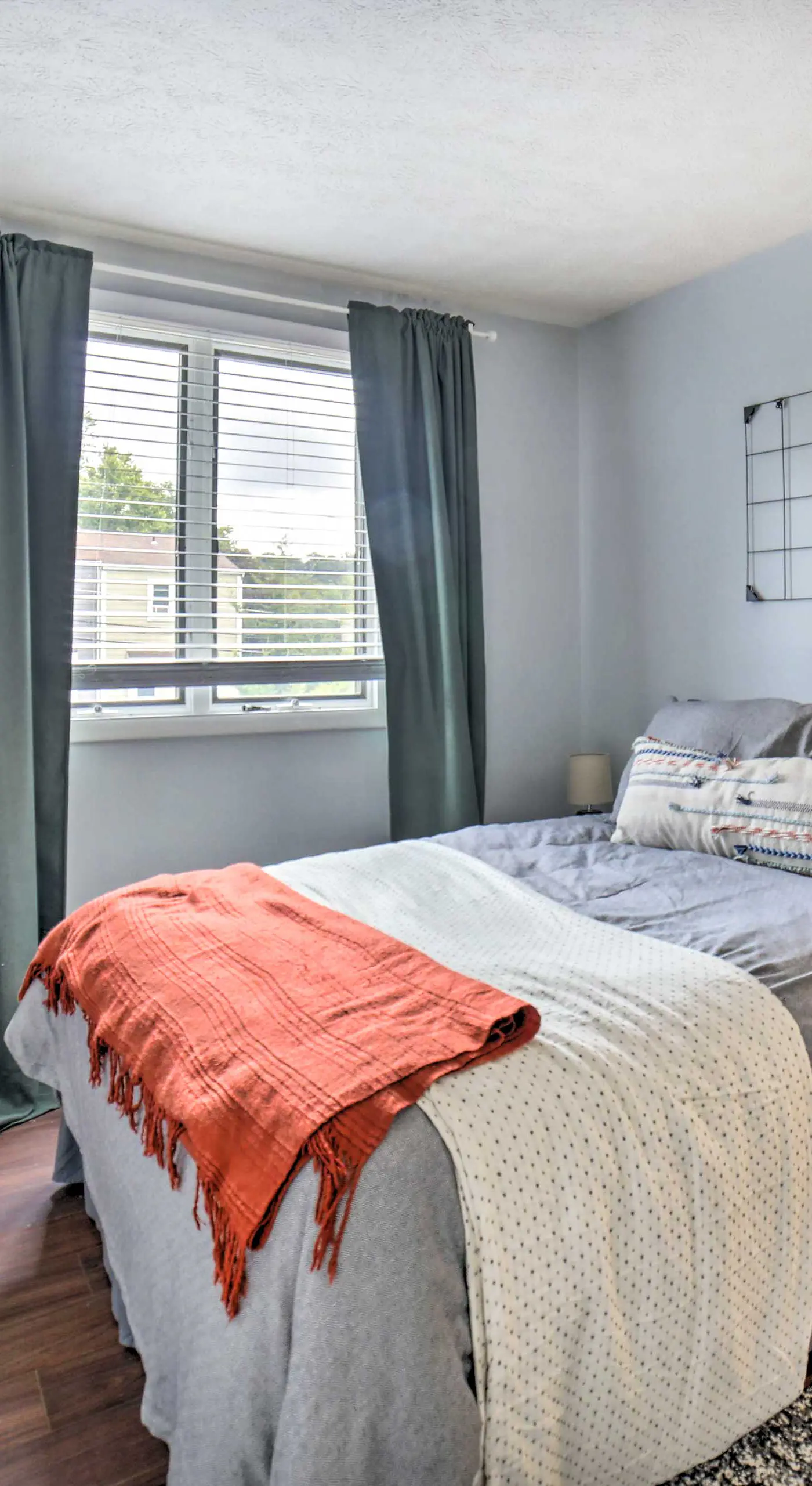 Pittsburgh Retreat w/ Deck ~ 4 Mi to Dtwn!