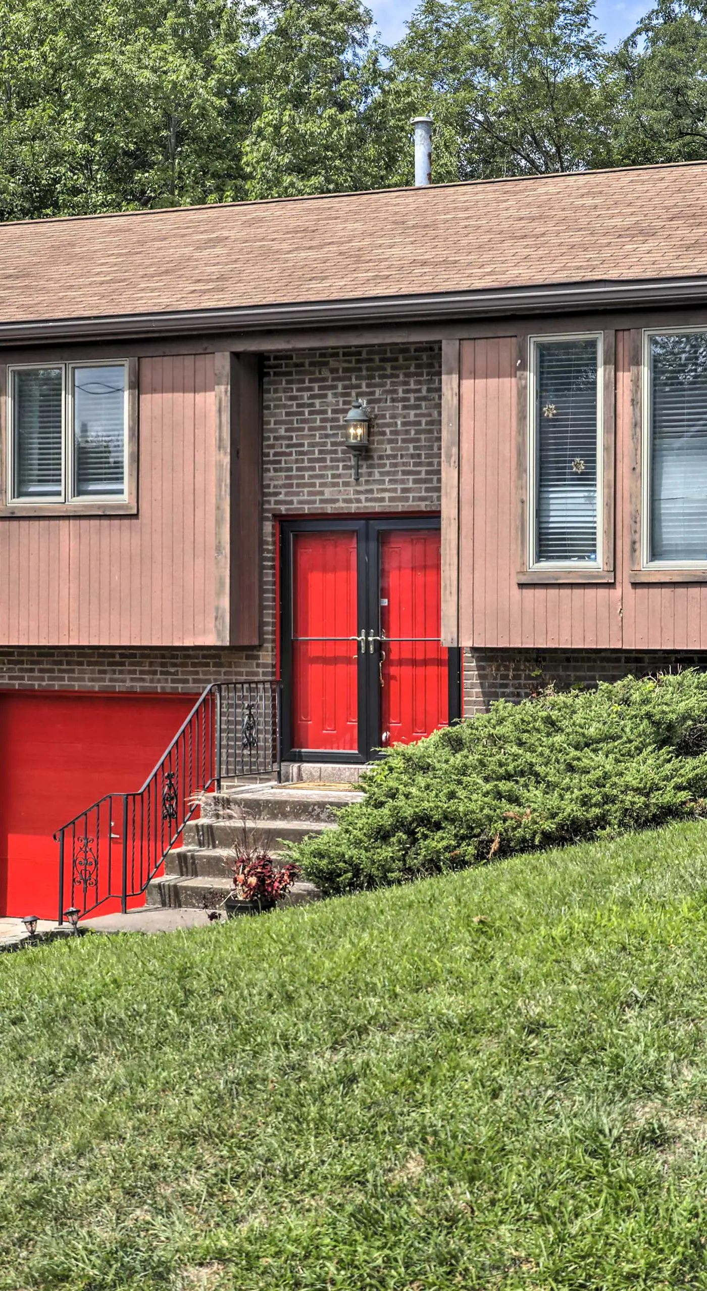 Pittsburgh Retreat w/ Deck ~ 4 Mi to Dtwn!
