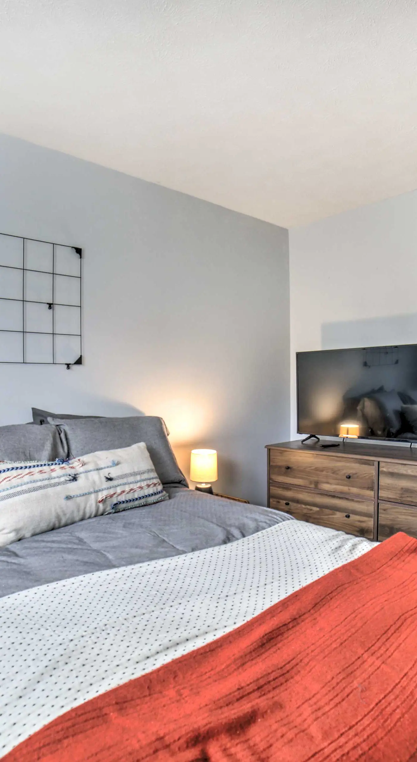 Pittsburgh Retreat w/ Deck ~ 4 Mi to Dtwn!