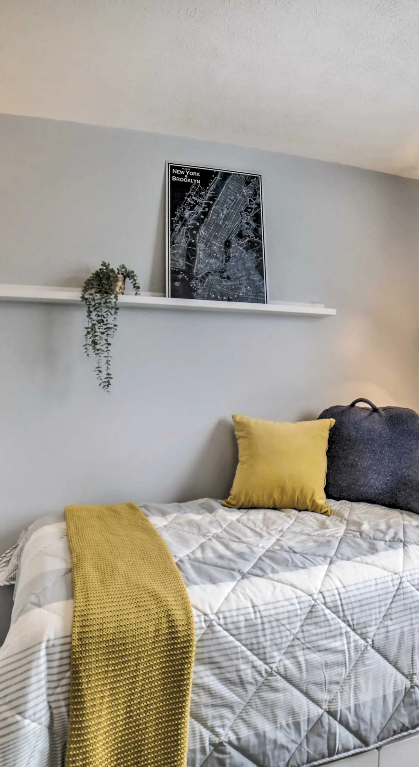 Pittsburgh Retreat w/ Deck ~ 4 Mi to Dtwn!