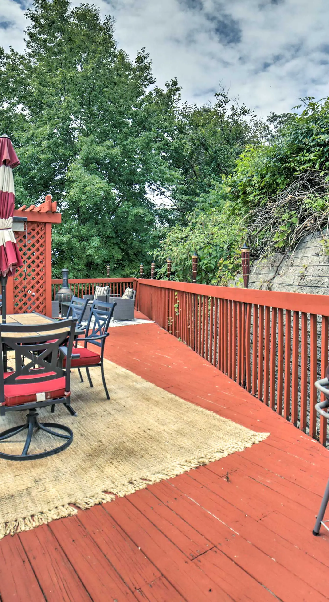 Pittsburgh Retreat w/ Deck ~ 4 Mi to Dtwn!