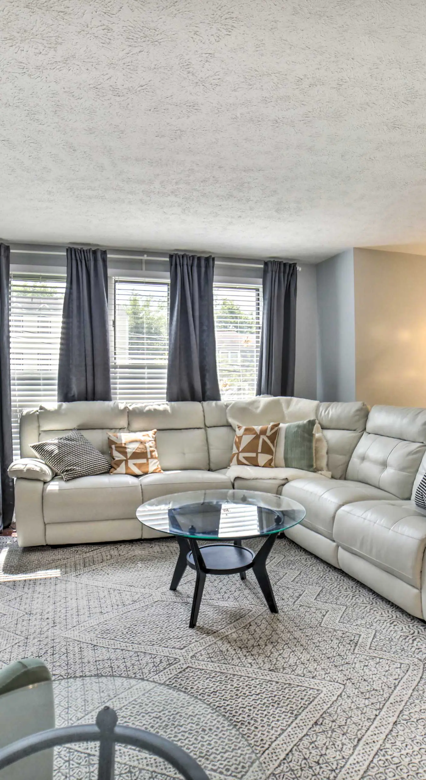 Pittsburgh Retreat w/ Deck ~ 4 Mi to Dtwn!