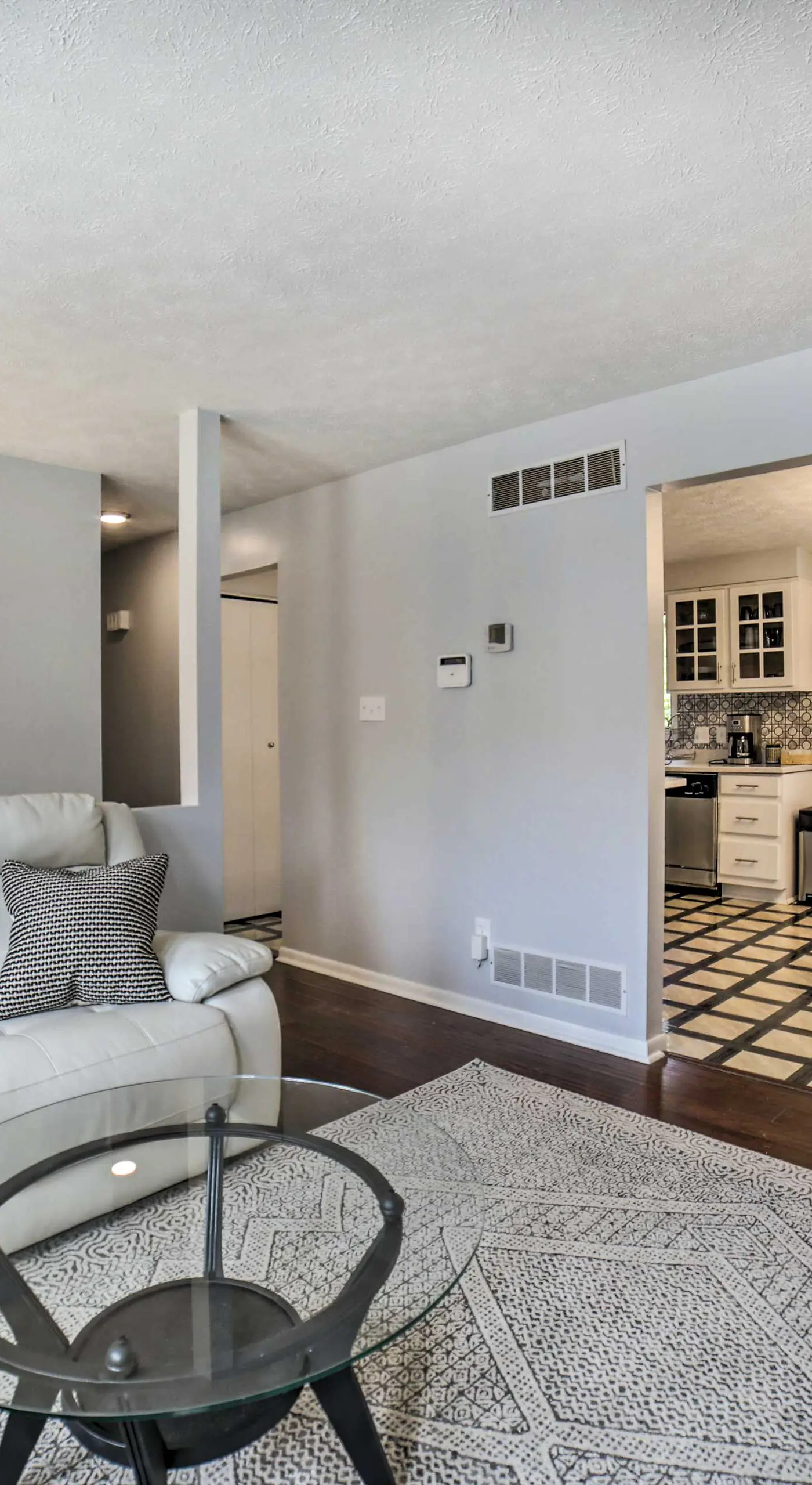Pittsburgh Retreat w/ Deck ~ 4 Mi to Dtwn!