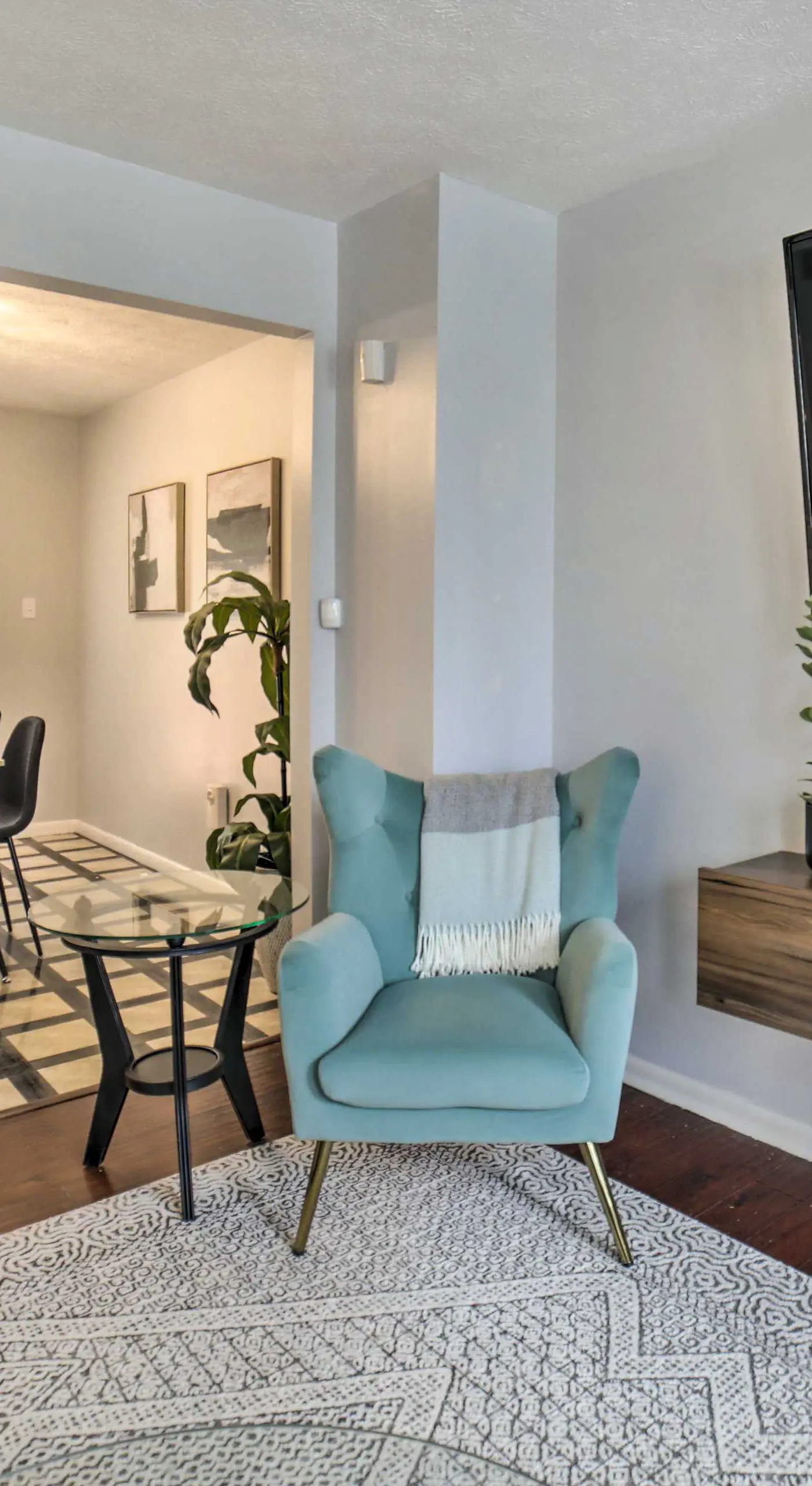 Pittsburgh Retreat w/ Deck ~ 4 Mi to Dtwn!
