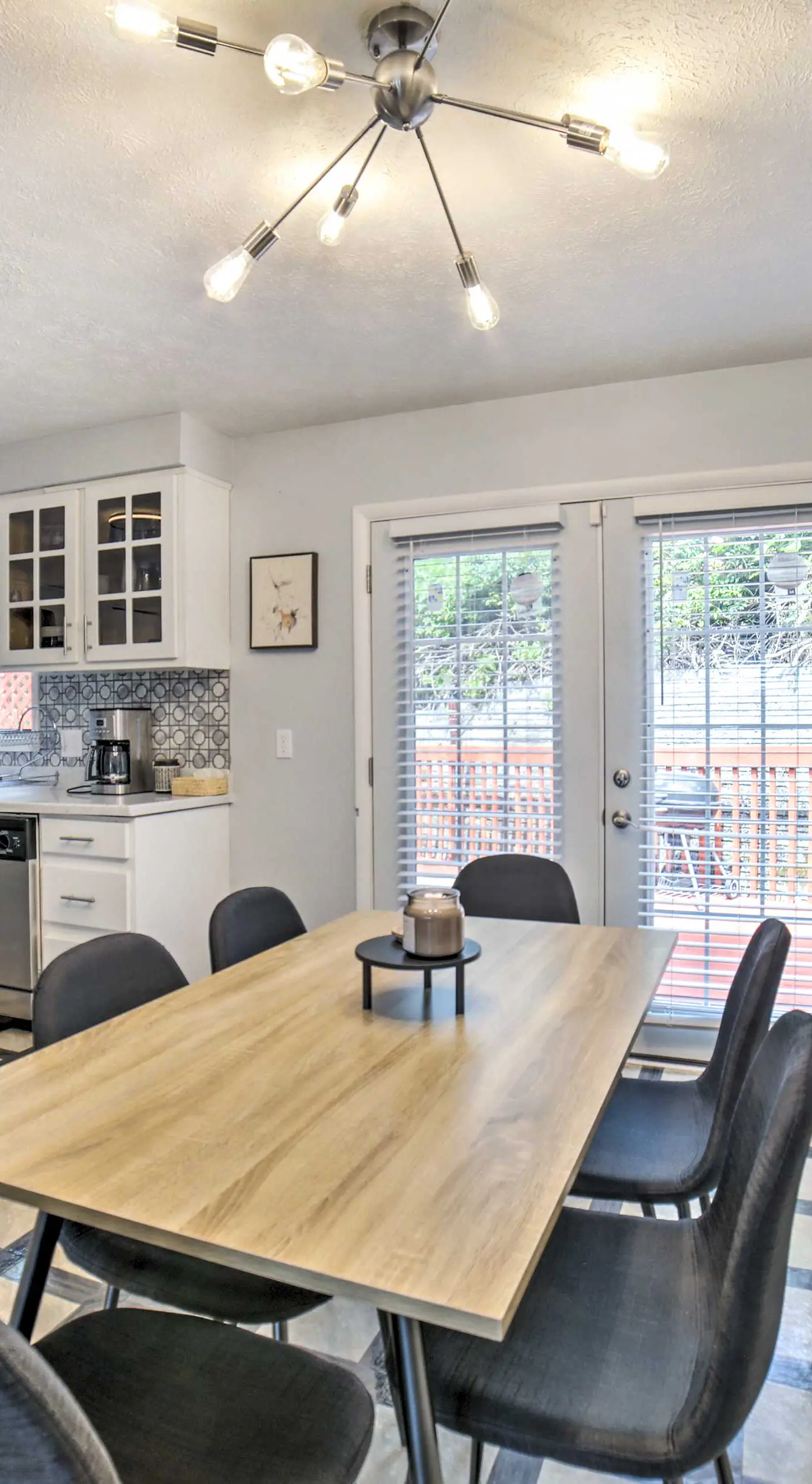 Pittsburgh Retreat w/ Deck ~ 4 Mi to Dtwn!