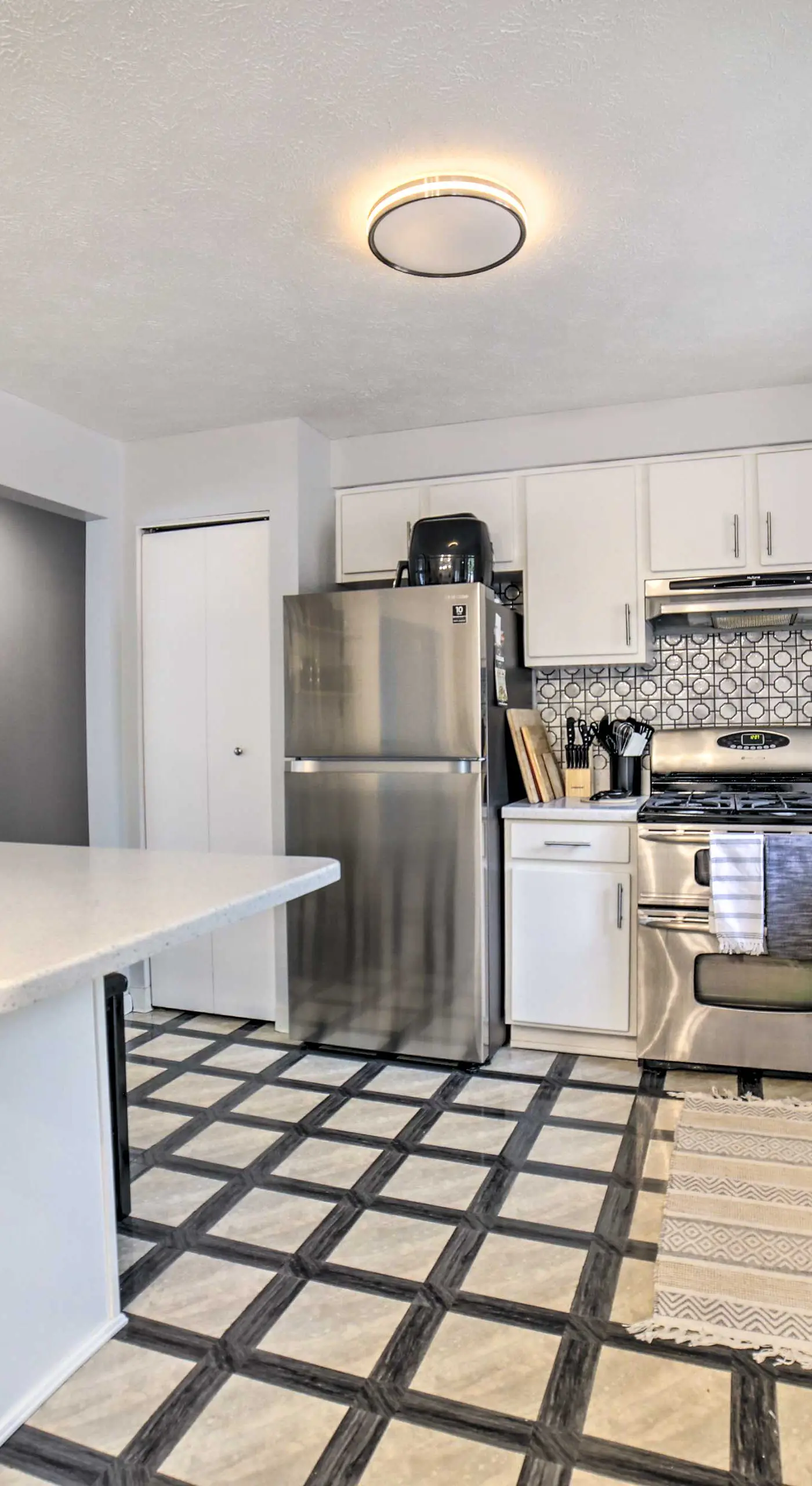 Pittsburgh Retreat w/ Deck ~ 4 Mi to Dtwn!