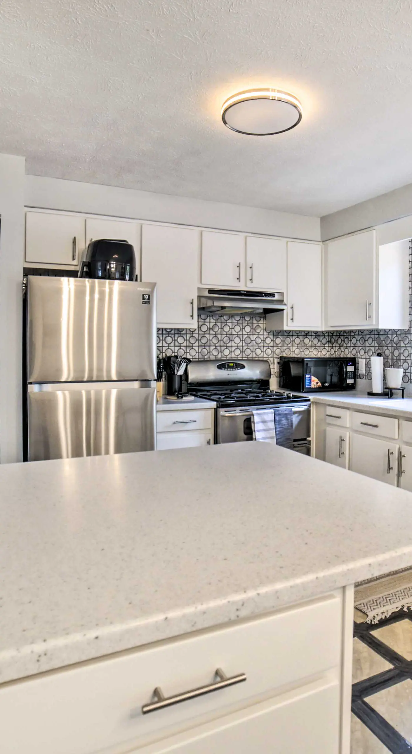 Pittsburgh Retreat w/ Deck ~ 4 Mi to Dtwn!