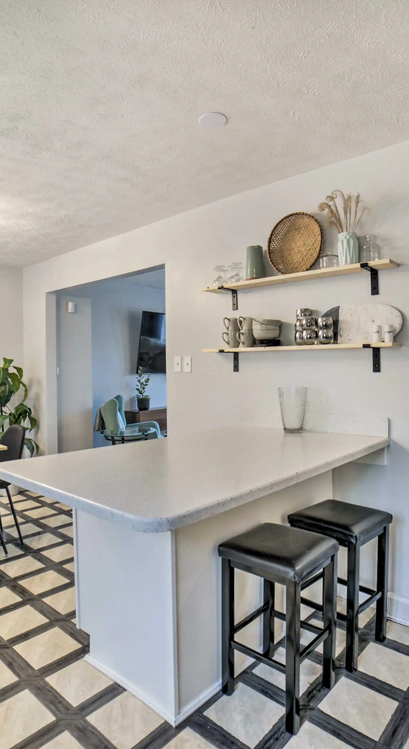 Pittsburgh Retreat w/ Deck ~ 4 Mi to Dtwn!