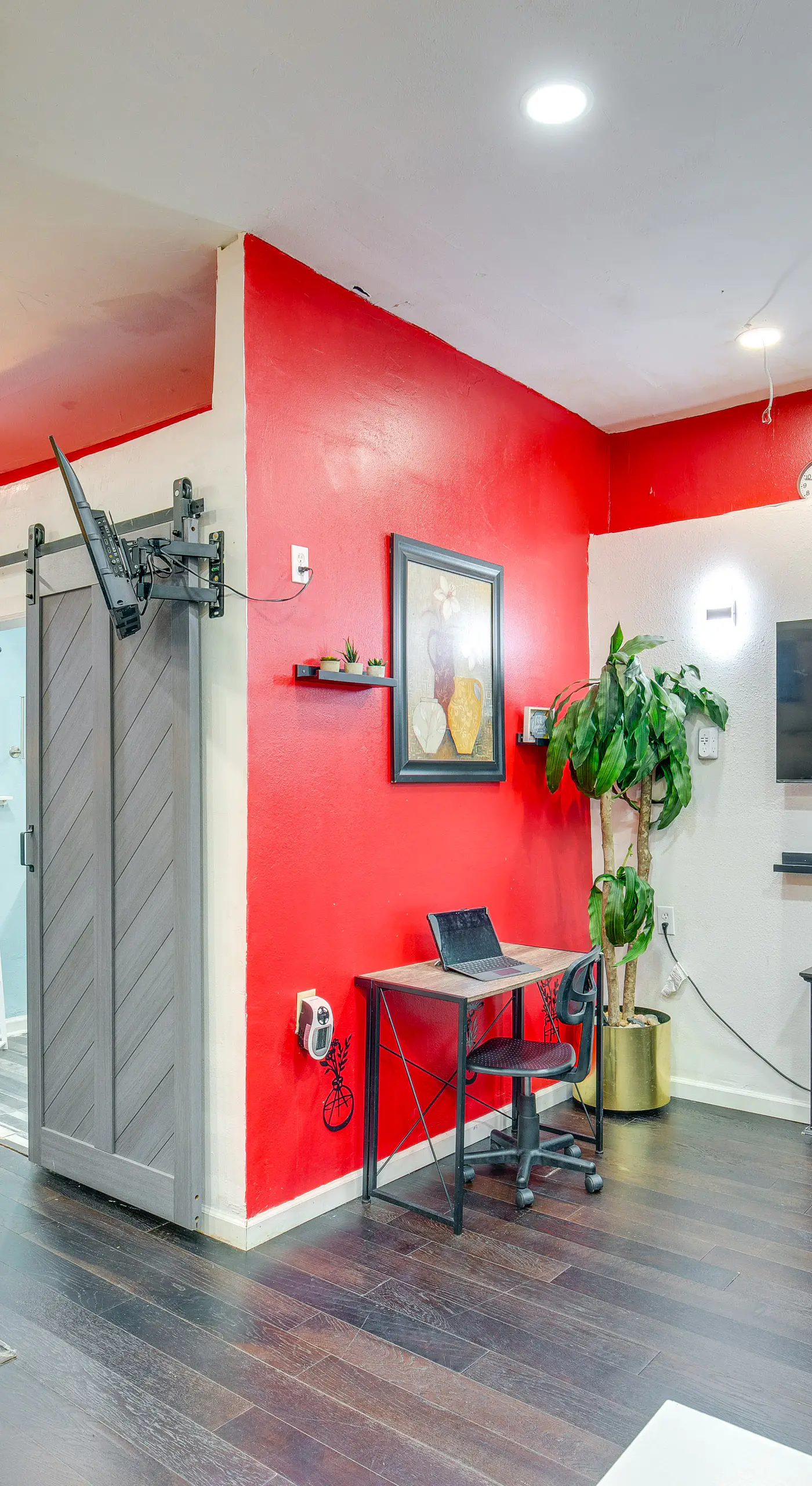 7 Mi to Downtown Dallas: WFH-Friendly Studio