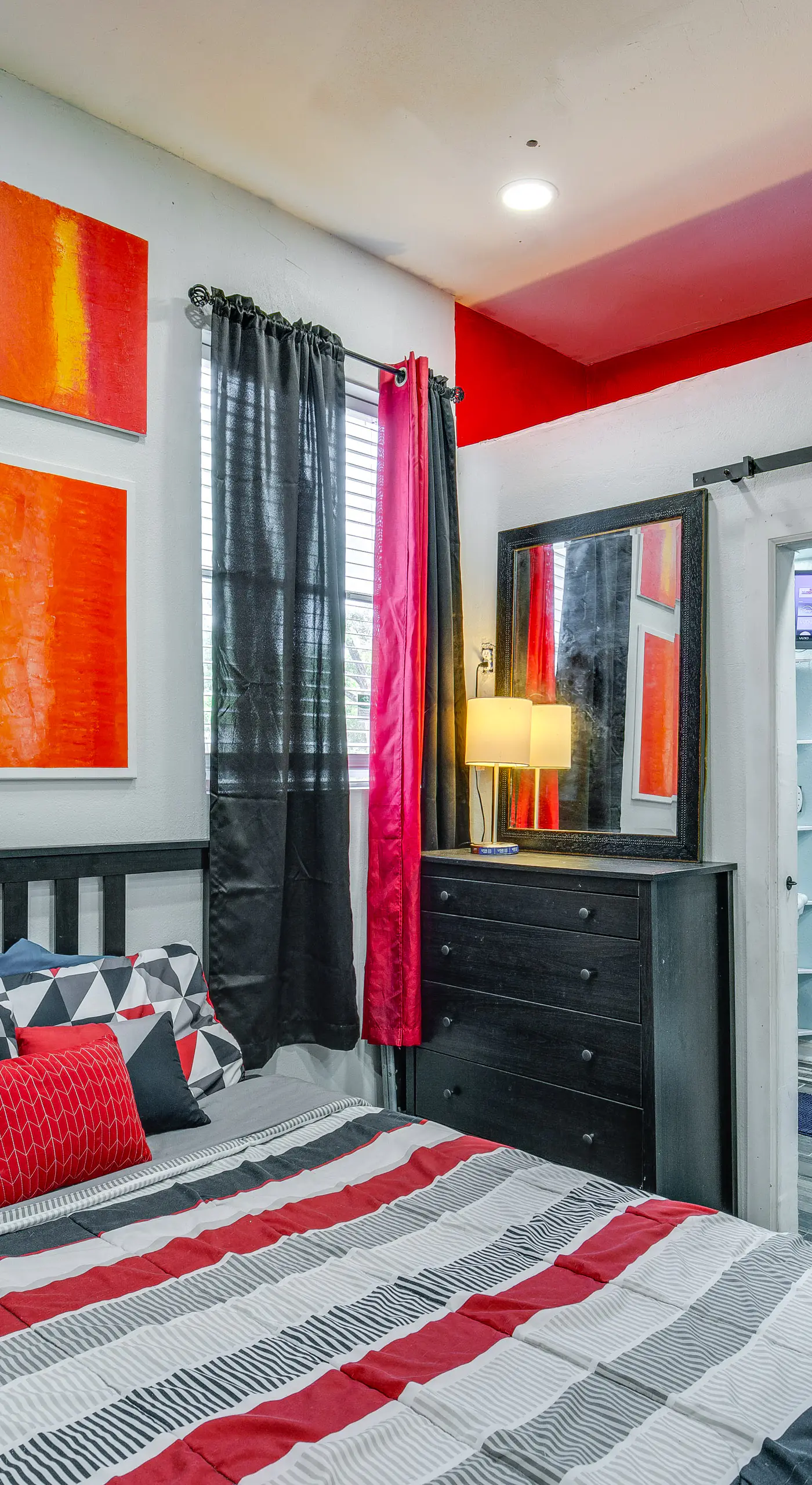 7 Mi to Downtown Dallas: WFH-Friendly Studio