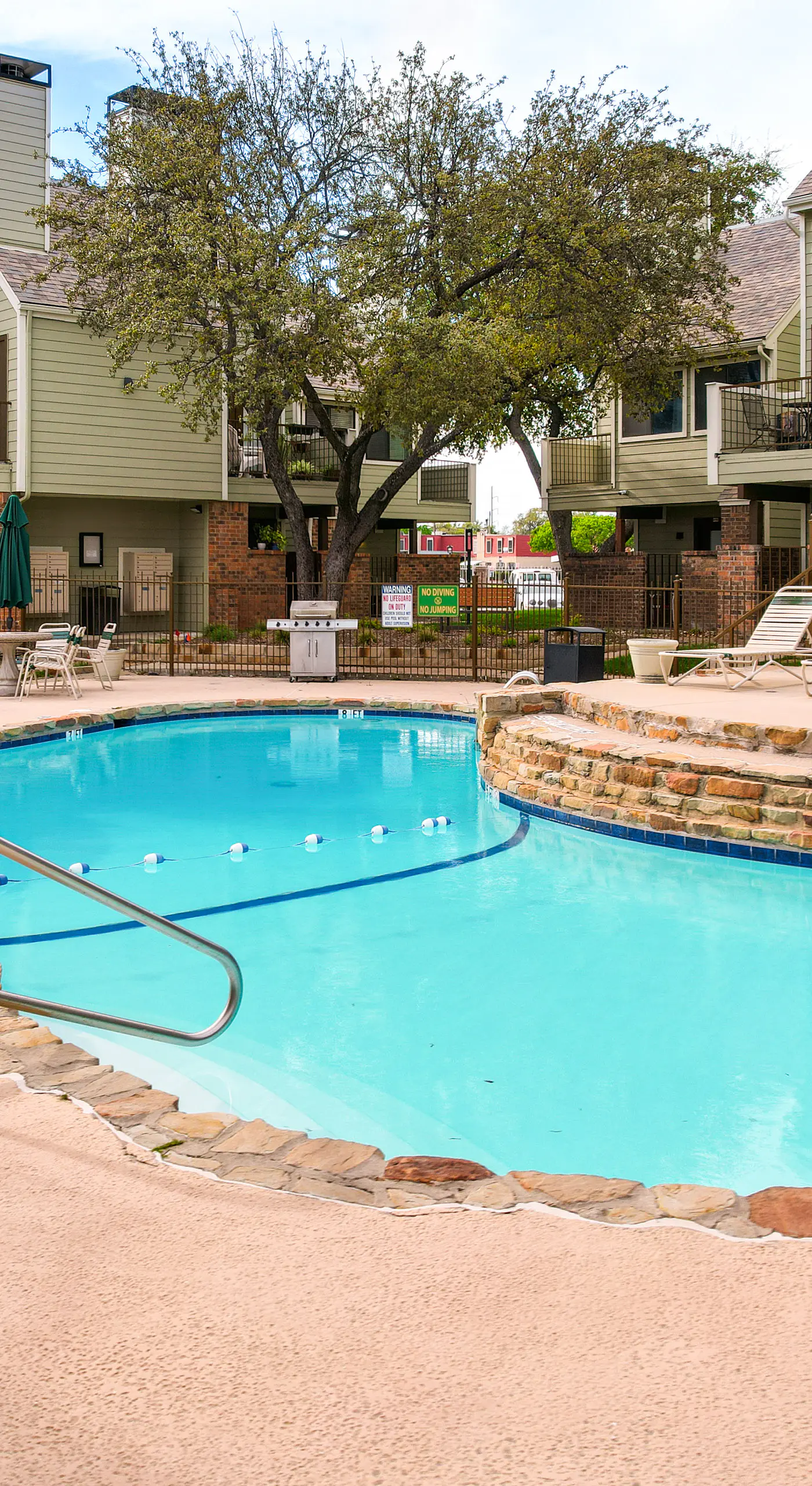 3 Mi to Dtwn Fort Worth! Condo w/ Hot Tub & Pool