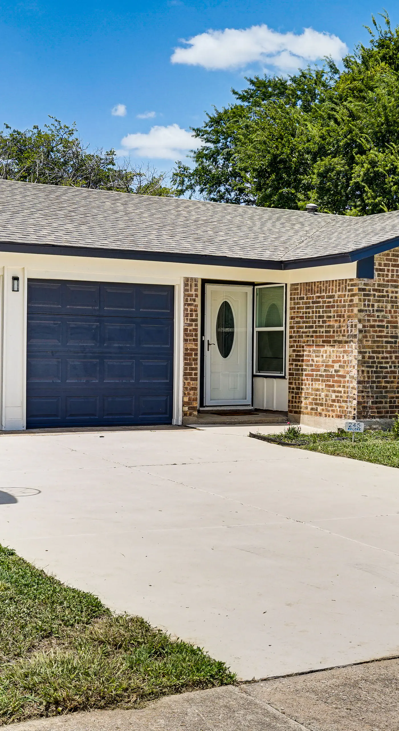 Family Home in Ft Worth Suburbs Near Benbrook Lake