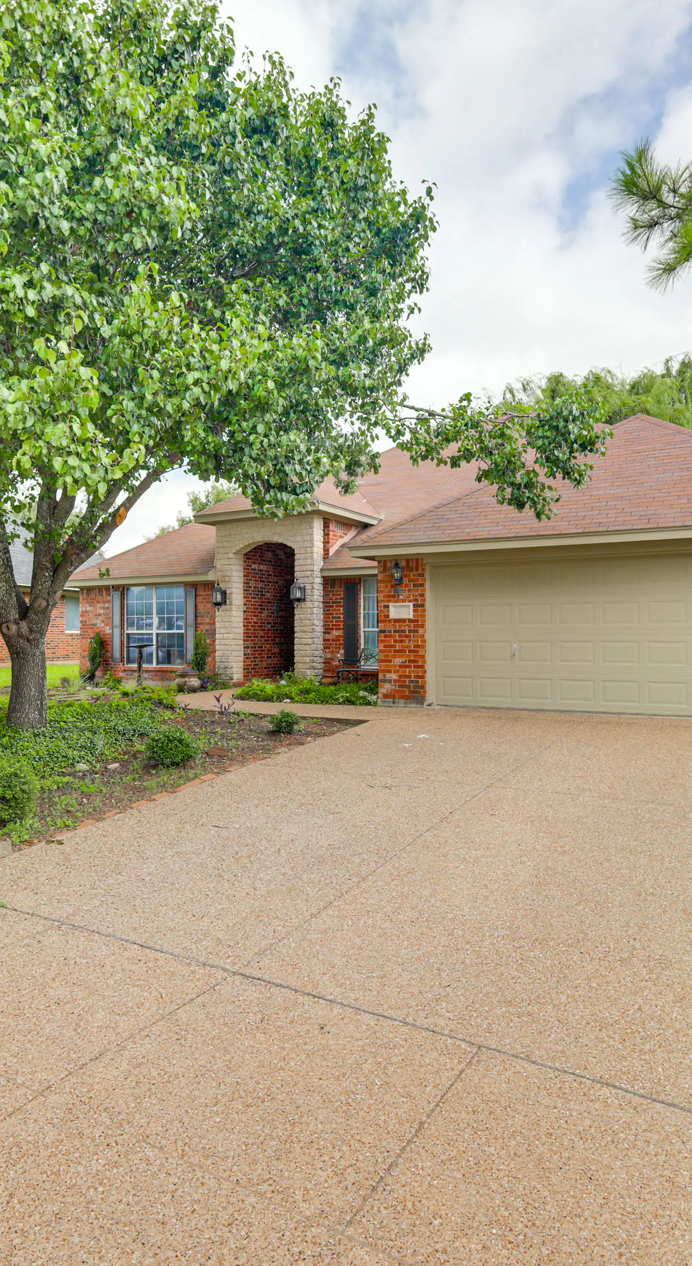 DFW Fun Awaits: Family Home in Crowley!