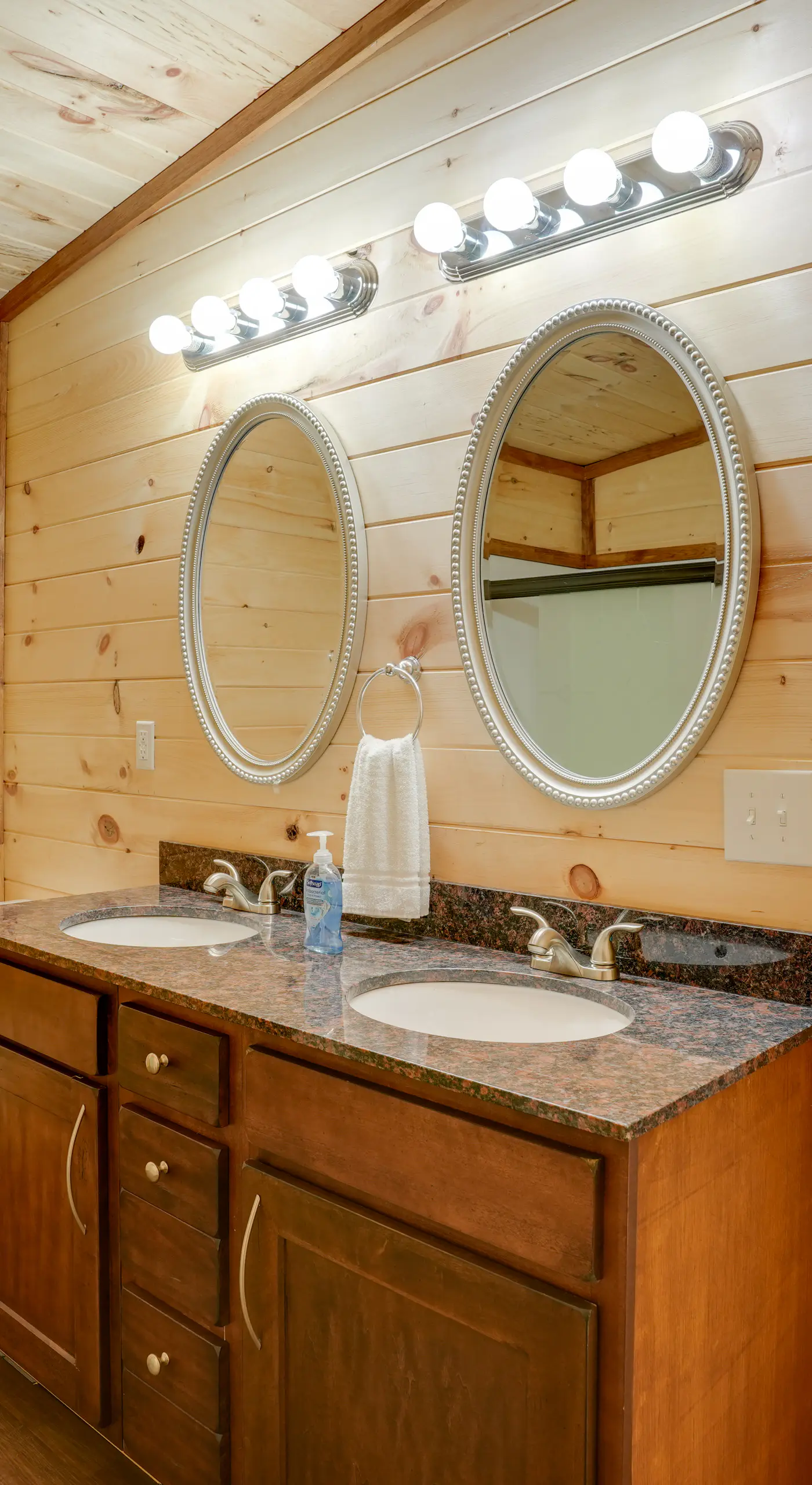 Lakeside Cabin w/ Kayaks: Near Cloudland Canyon!