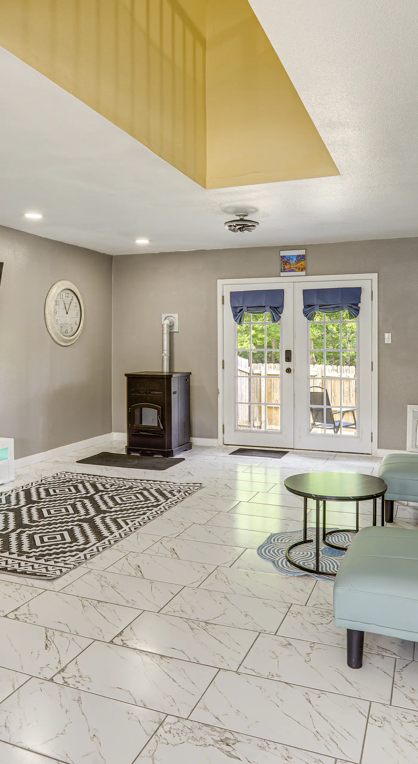7 Mi to UNO Campus: Townhome w/ Fenced Yard