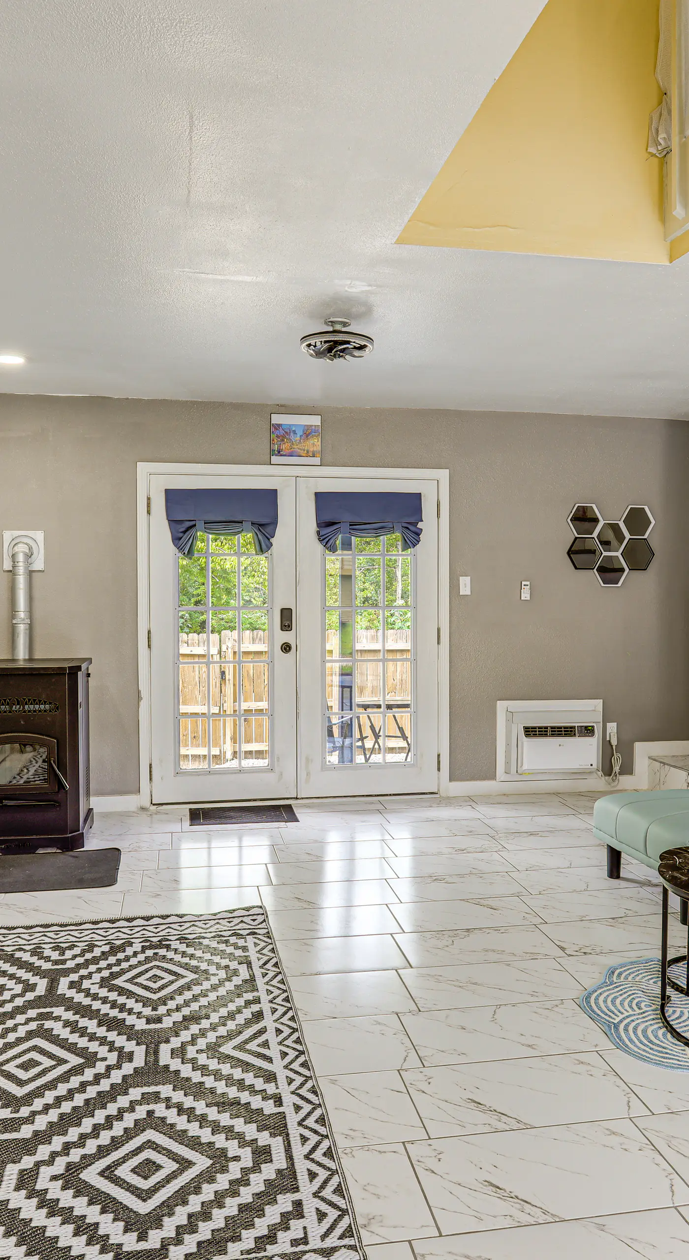7 Mi to UNO Campus: Townhome w/ Fenced Yard