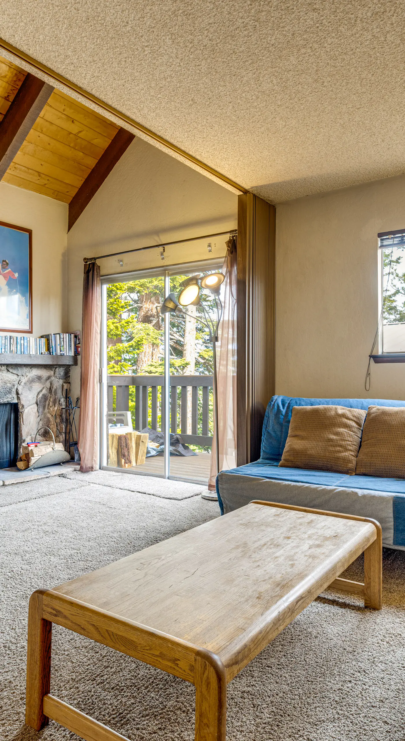 Mammoth Lakes Condo w/ Fireplace & Mountain Views