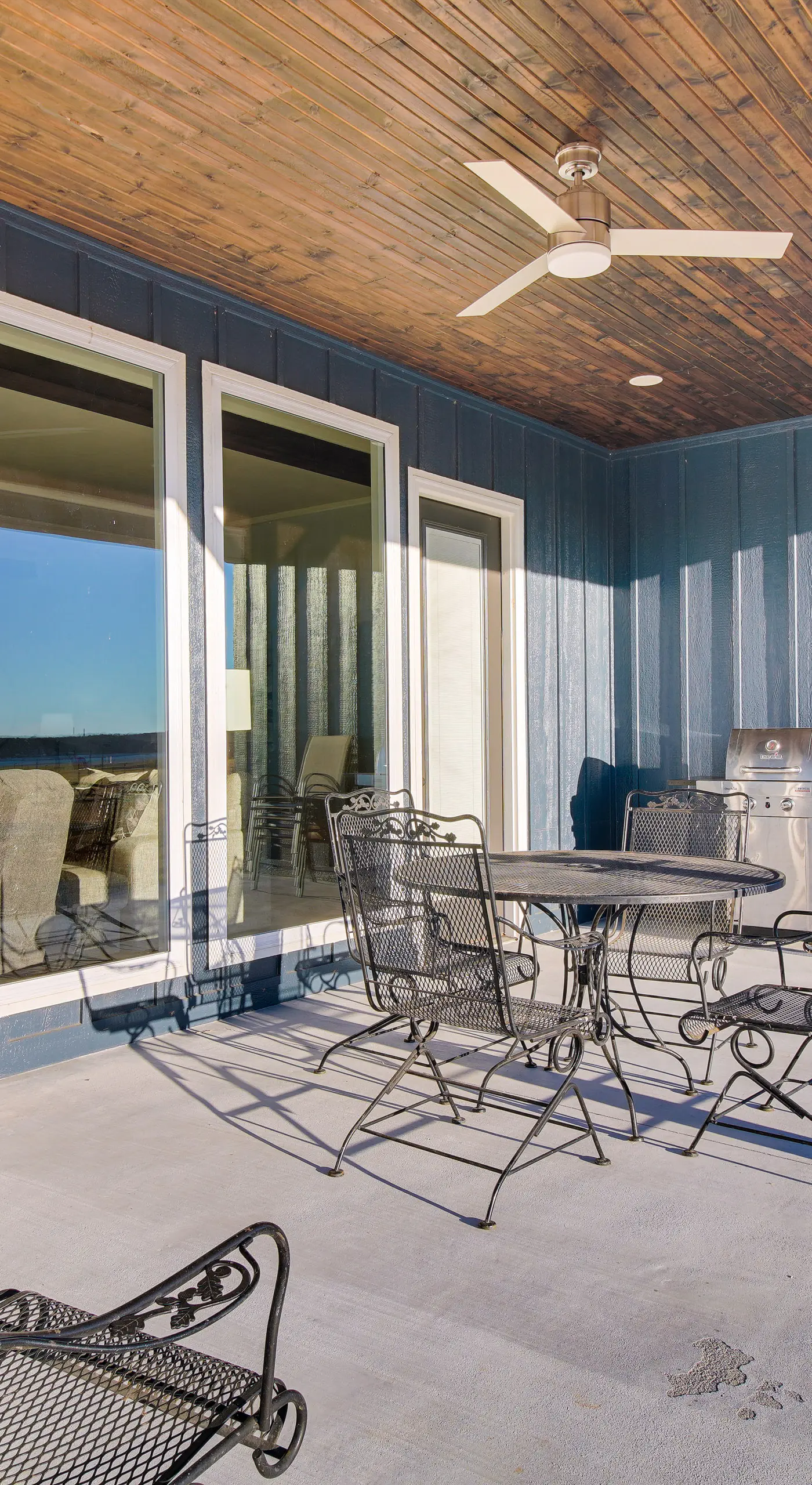 Lake & Sunset Views: Spacious Monkey Island Home