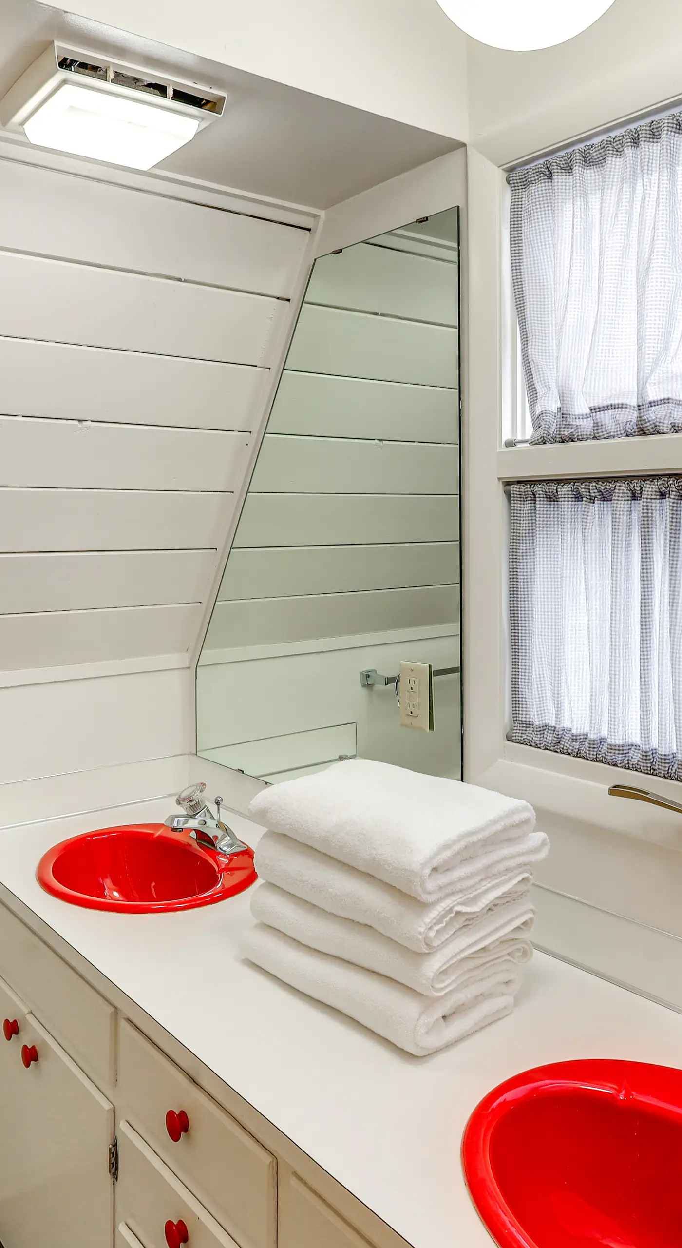 Red Lodge Cabin w/ Hot Tub ~ 1/2 Mi to Downtown!