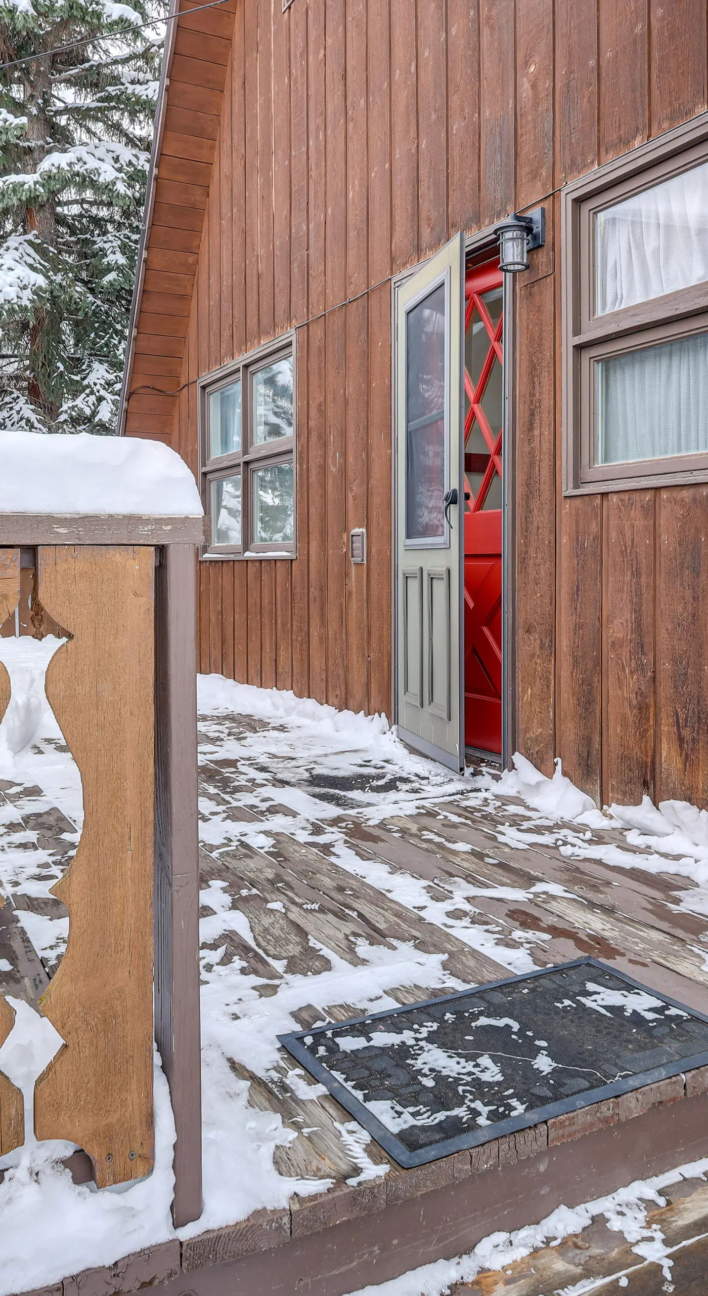 Red Lodge Cabin w/ Hot Tub ~ 1/2 Mi to Downtown!