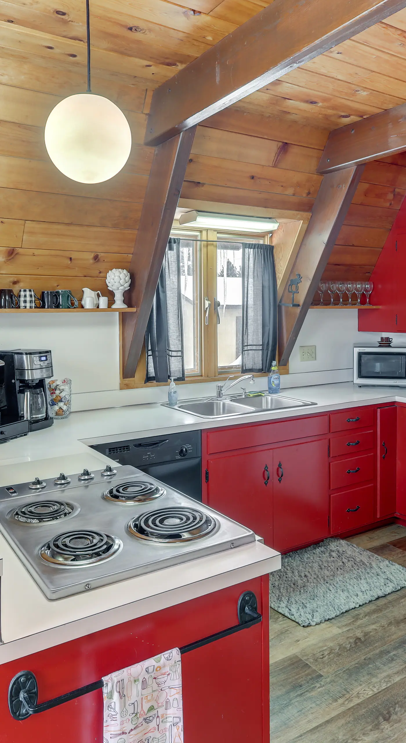 Red Lodge Cabin w/ Hot Tub ~ 1/2 Mi to Downtown!