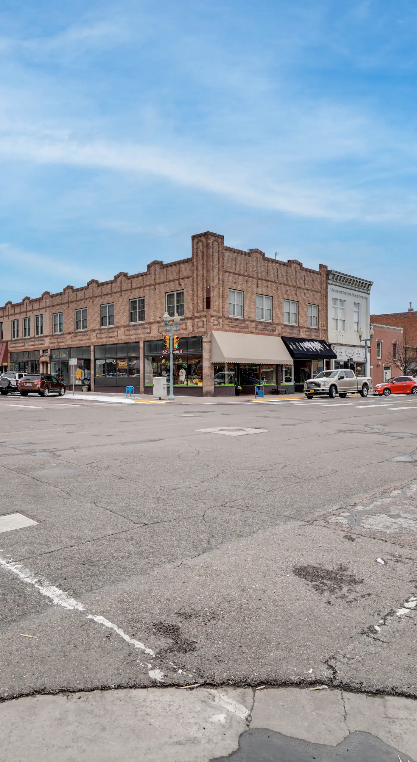 1 Mi to UW: Historic Laramie Apt