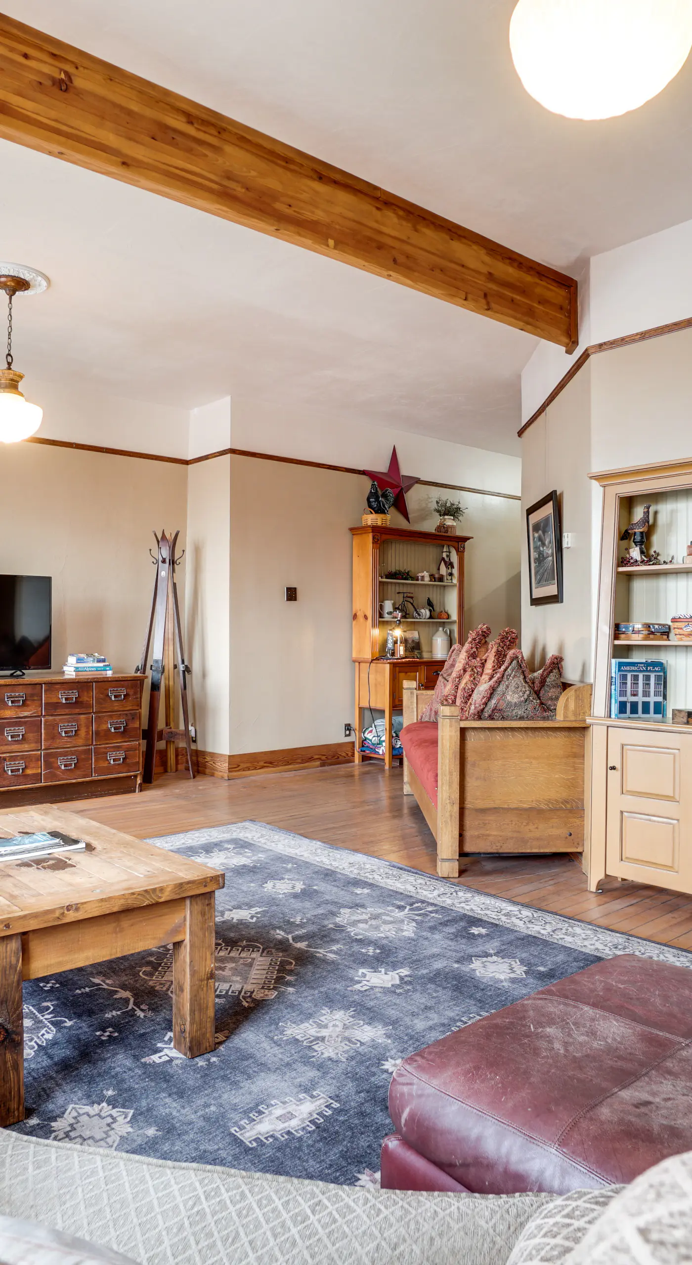 1 Mi to UW: Historic Laramie Apt
