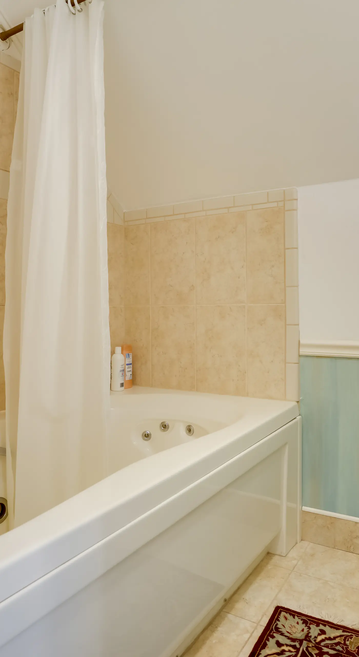 1 Mi to Downtown: Apt w/ Balcony in Minneapolis!
