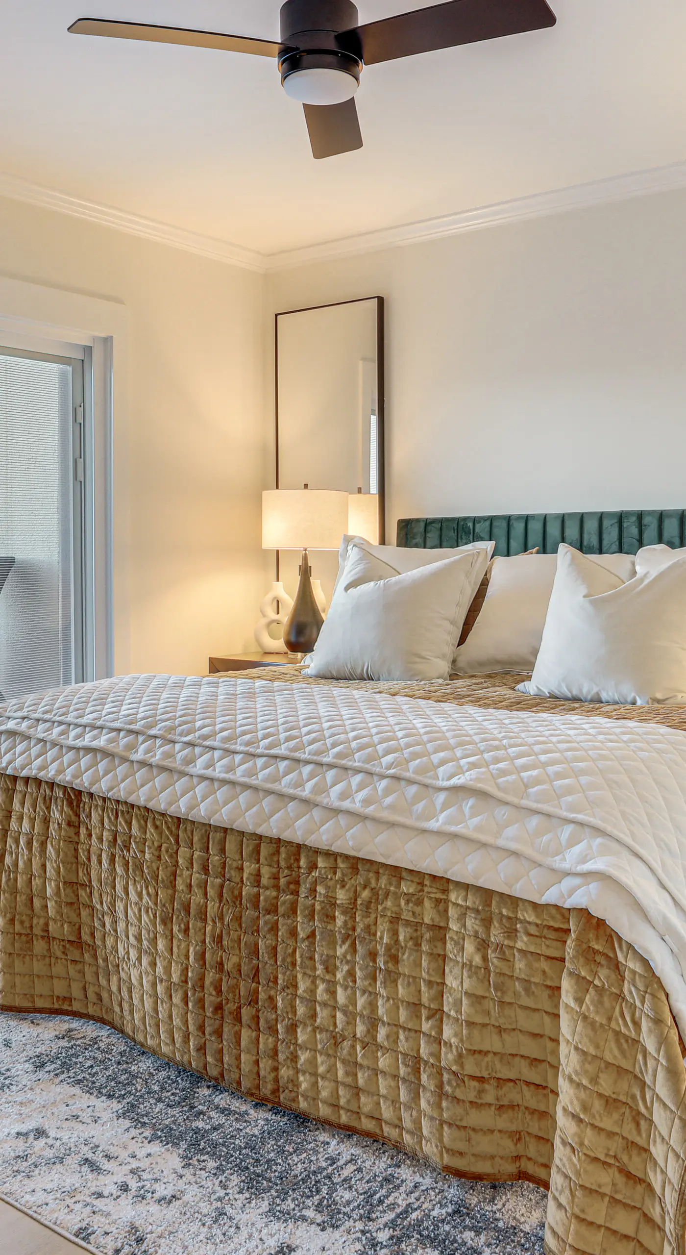 Balcony + Community Perks: Modern Atlanta Condo!