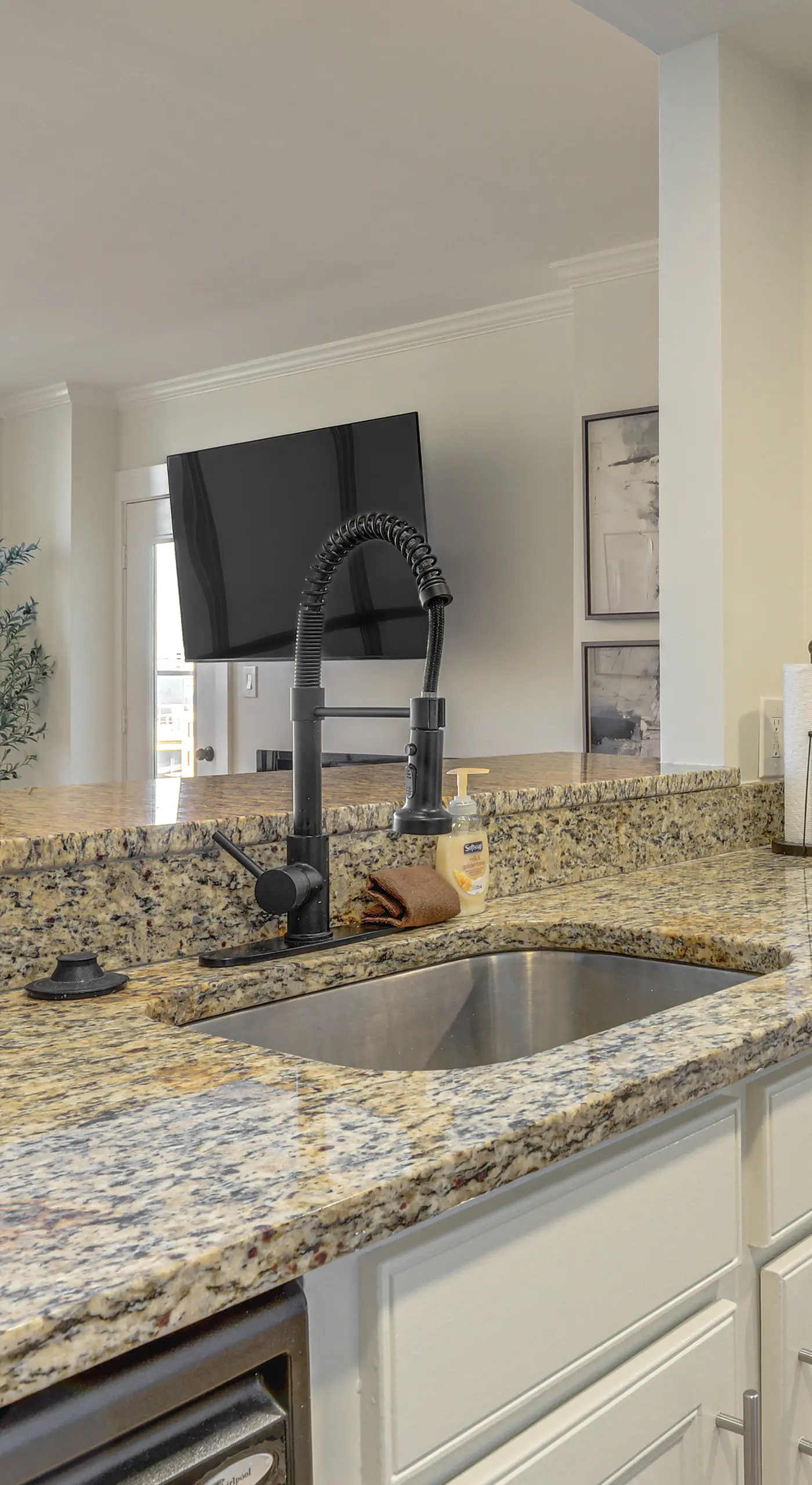 Balcony + Community Perks: Modern Atlanta Condo!