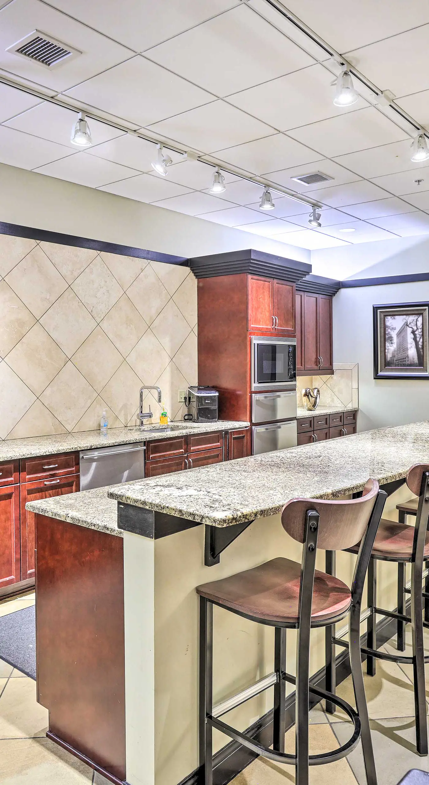 Heart of Dtwn Omaha: Historical Apt w/ Perks