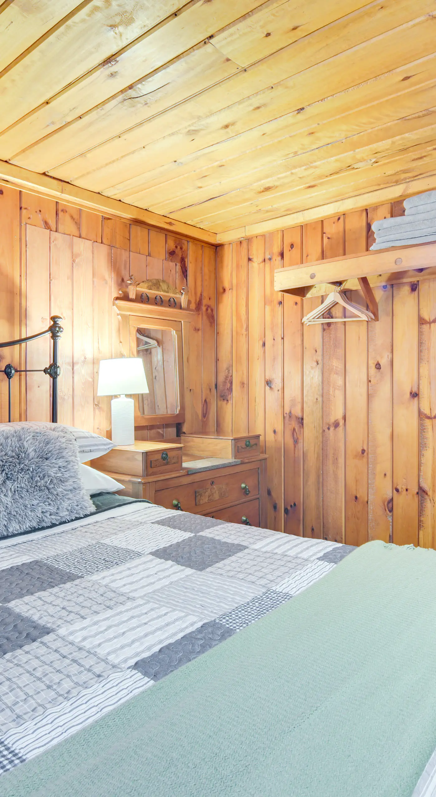 Charming Cabin on Grindstone Lake