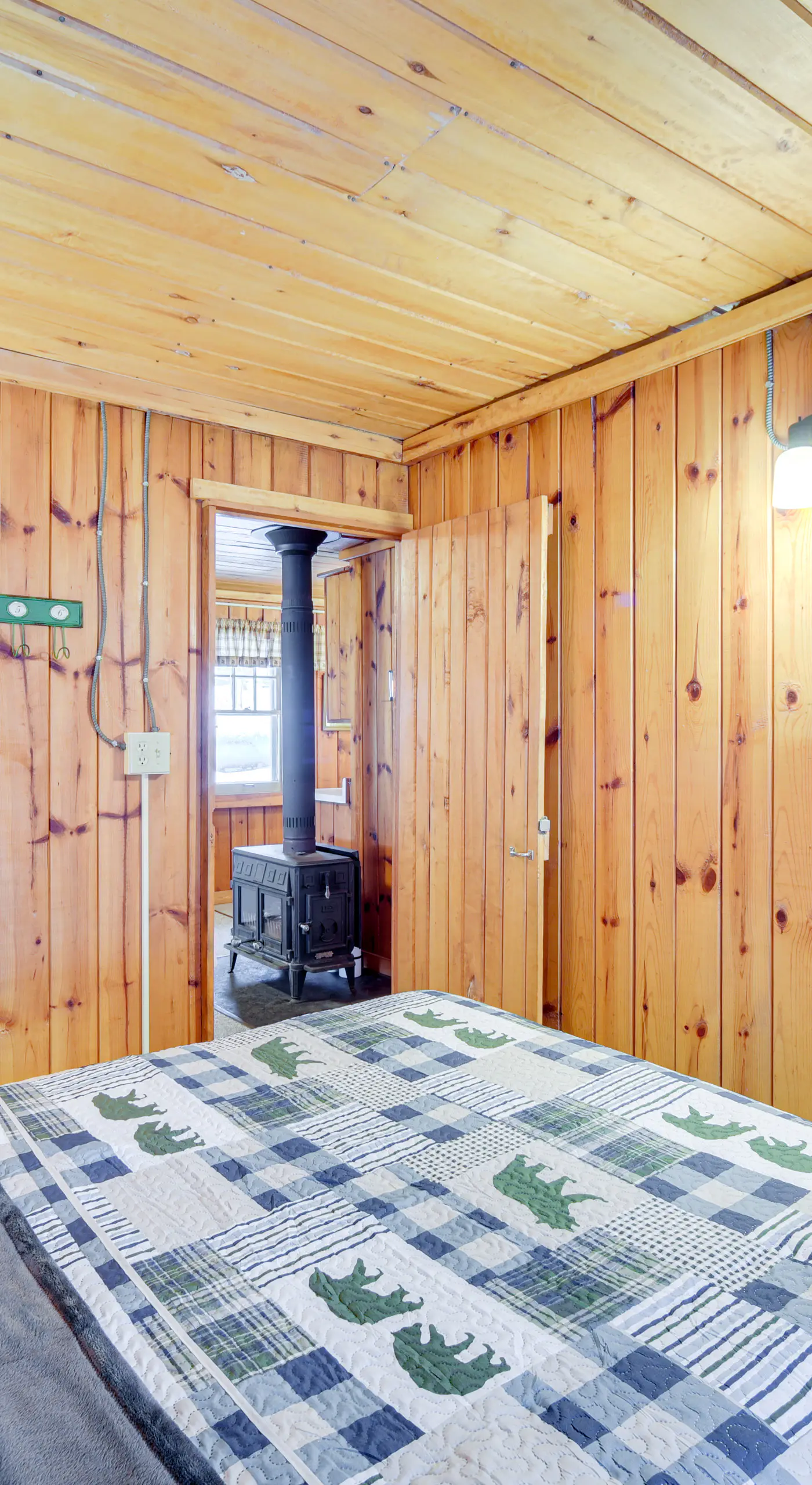 Charming Cabin on Grindstone Lake