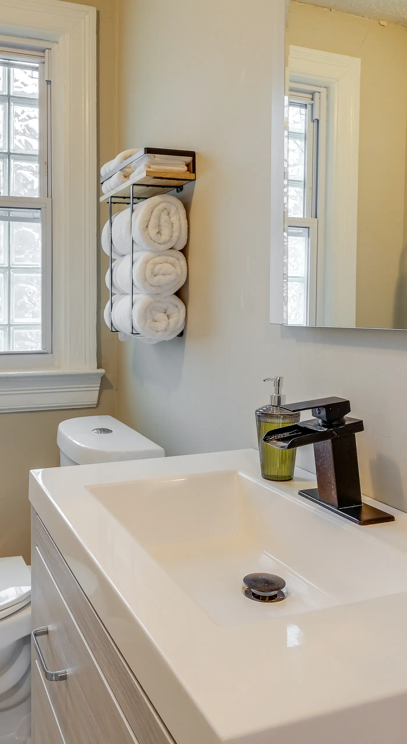 Easy Metro Access: WFH-Friendly Apt 7 Mi to DC!