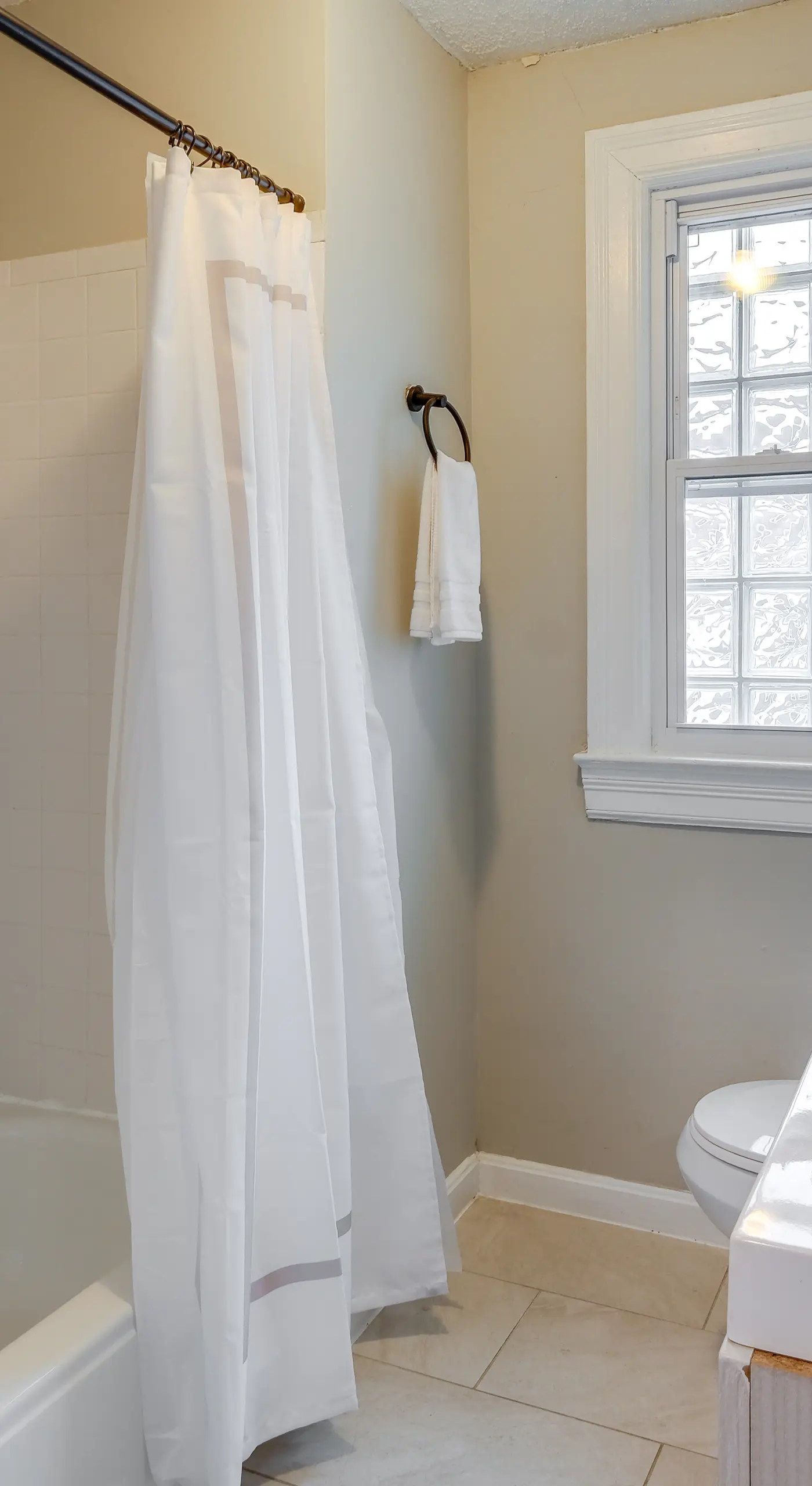 Easy Metro Access: WFH-Friendly Apt 7 Mi to DC!