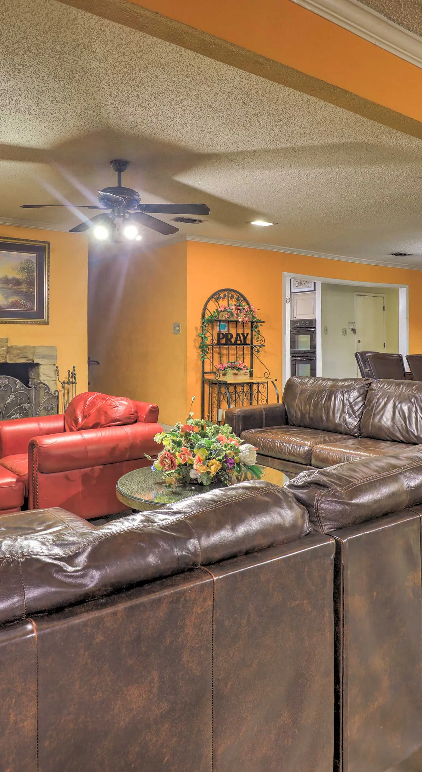 9 Mi to AT&T Stadium: Pet-Friendly Escape w/ Deck!