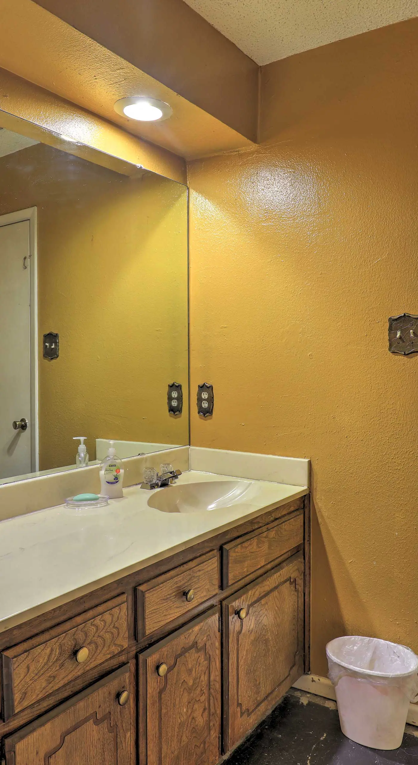 9 Mi to AT&T Stadium: Pet-Friendly Escape w/ Deck!