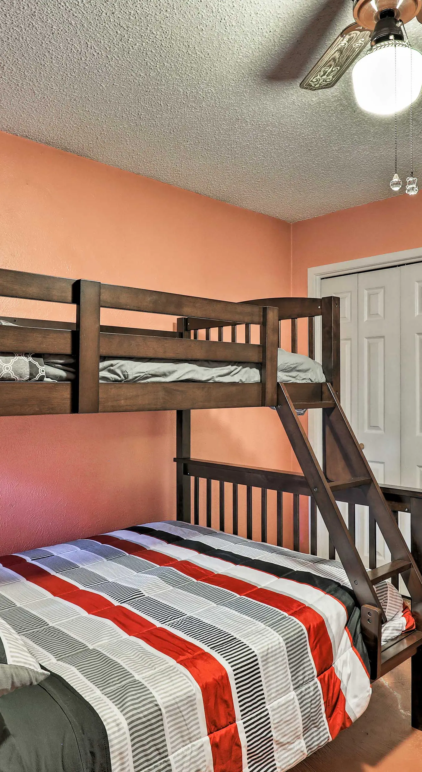 9 Mi to AT&T Stadium: Pet-Friendly Escape w/ Deck!