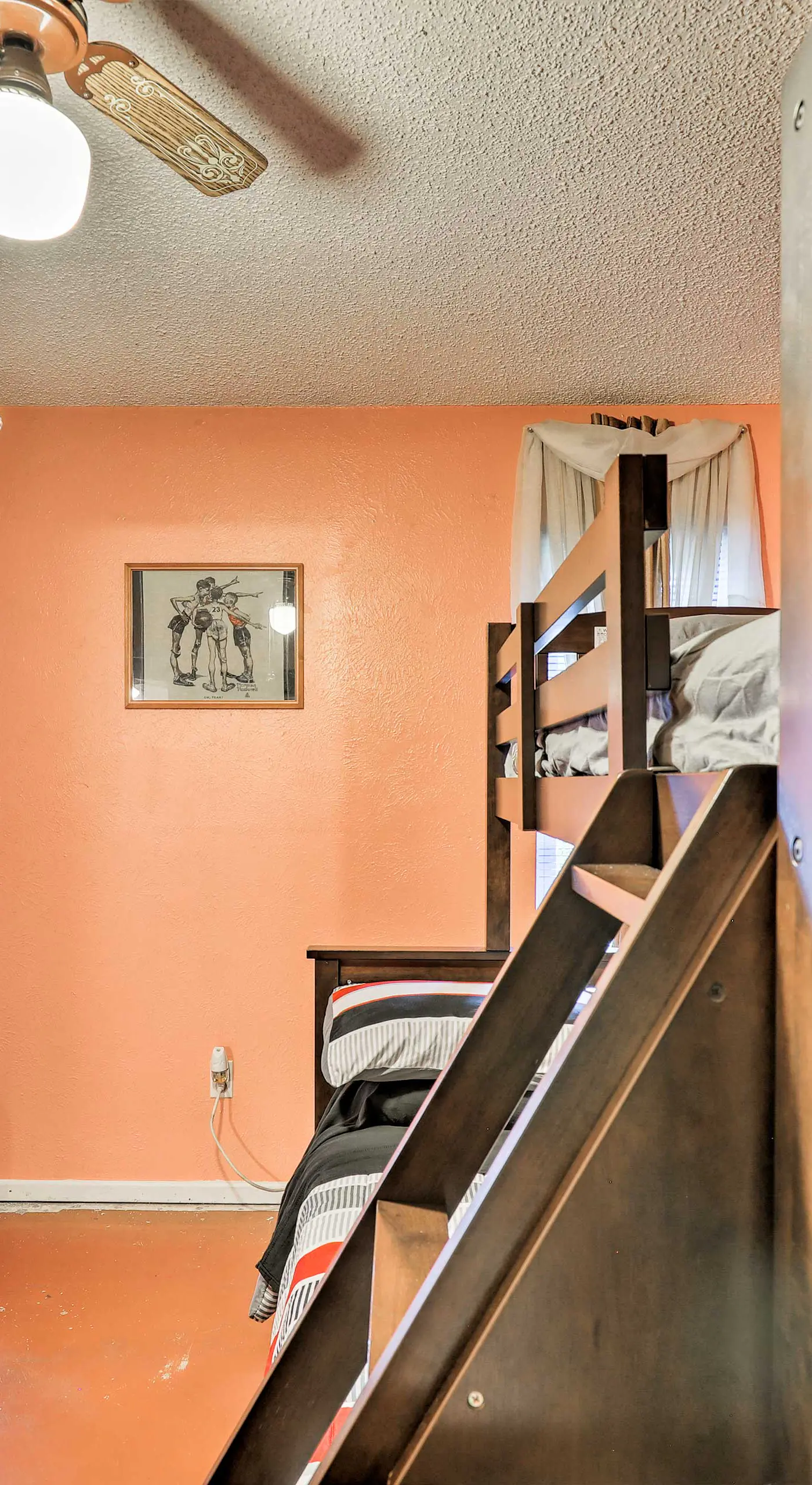 9 Mi to AT&T Stadium: Pet-Friendly Escape w/ Deck!