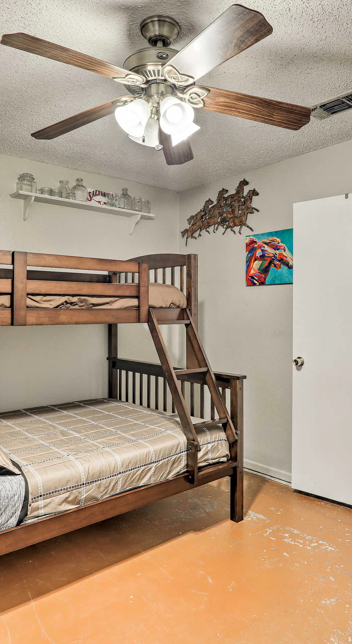 9 Mi to AT&T Stadium: Pet-Friendly Escape w/ Deck!